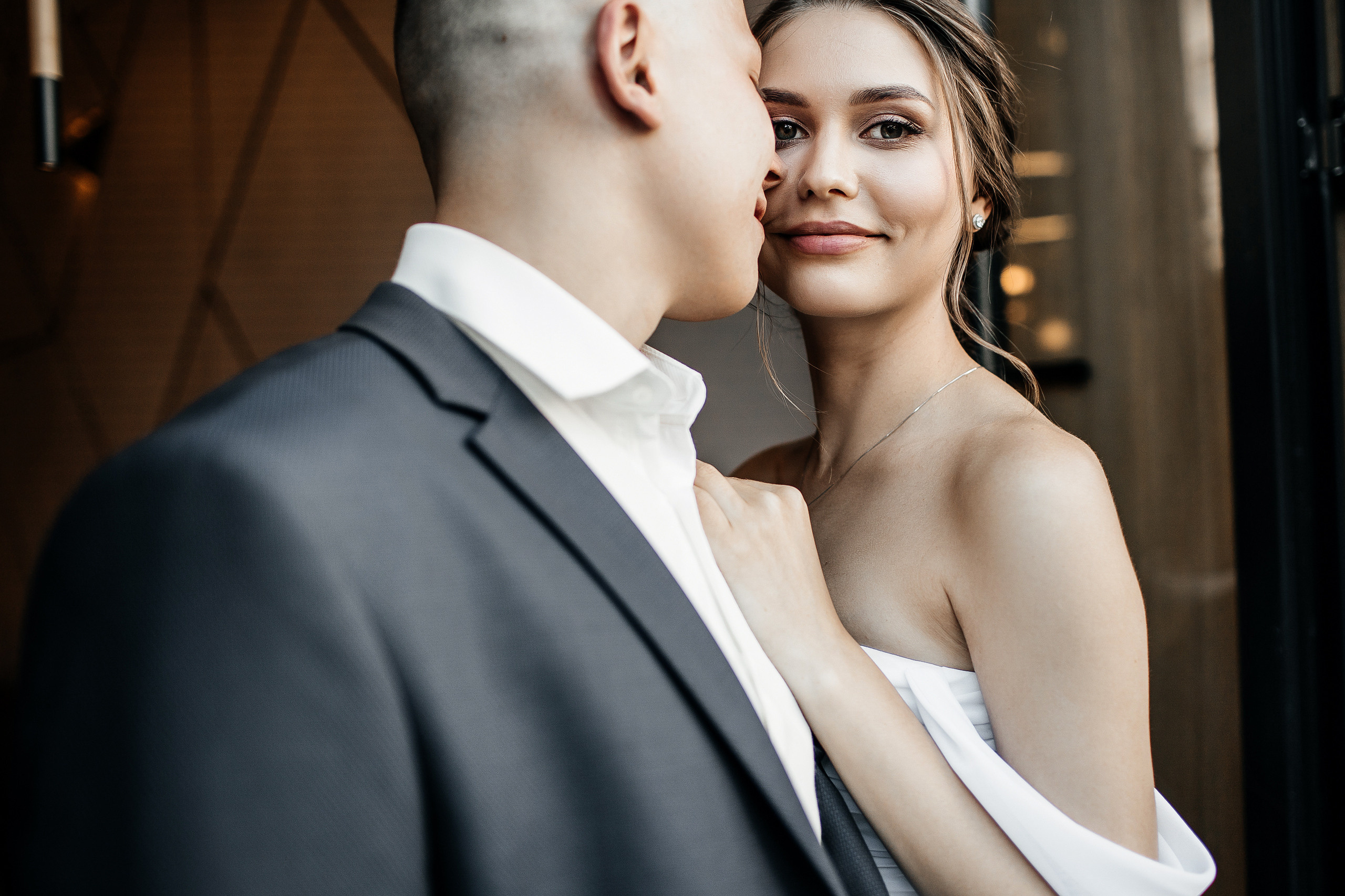 Здравствуйте! Я&nbsp;свадебный фотограф из&nbsp;Ульяновска, работаю в&nbsp;том числе по&nbsp;всей России и&nbsp;с&nbsp;выездом за&nbsp;границу. Снимаю свадьбы, lovestory, корпоративы, светский репортаж. Провожу обучение по&nbsp;фотографии, мастер-классы и&nbsp;воркшопы для других фотографов.