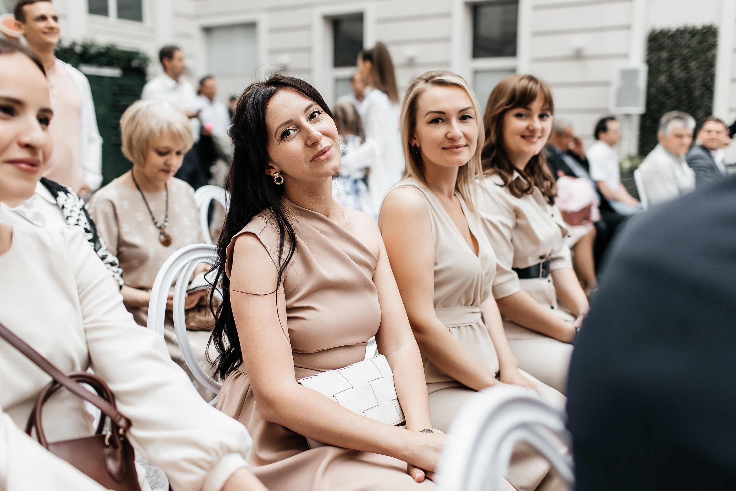 Здравствуйте! Я&nbsp;свадебный фотограф из&nbsp;Ульяновска, работаю в&nbsp;том числе по&nbsp;всей России и&nbsp;с&nbsp;выездом за&nbsp;границу. Снимаю свадьбы, lovestory, корпоративы, светский репортаж. Провожу обучение по&nbsp;фотографии, мастер-классы и&nbsp;воркшопы для других фотографов.