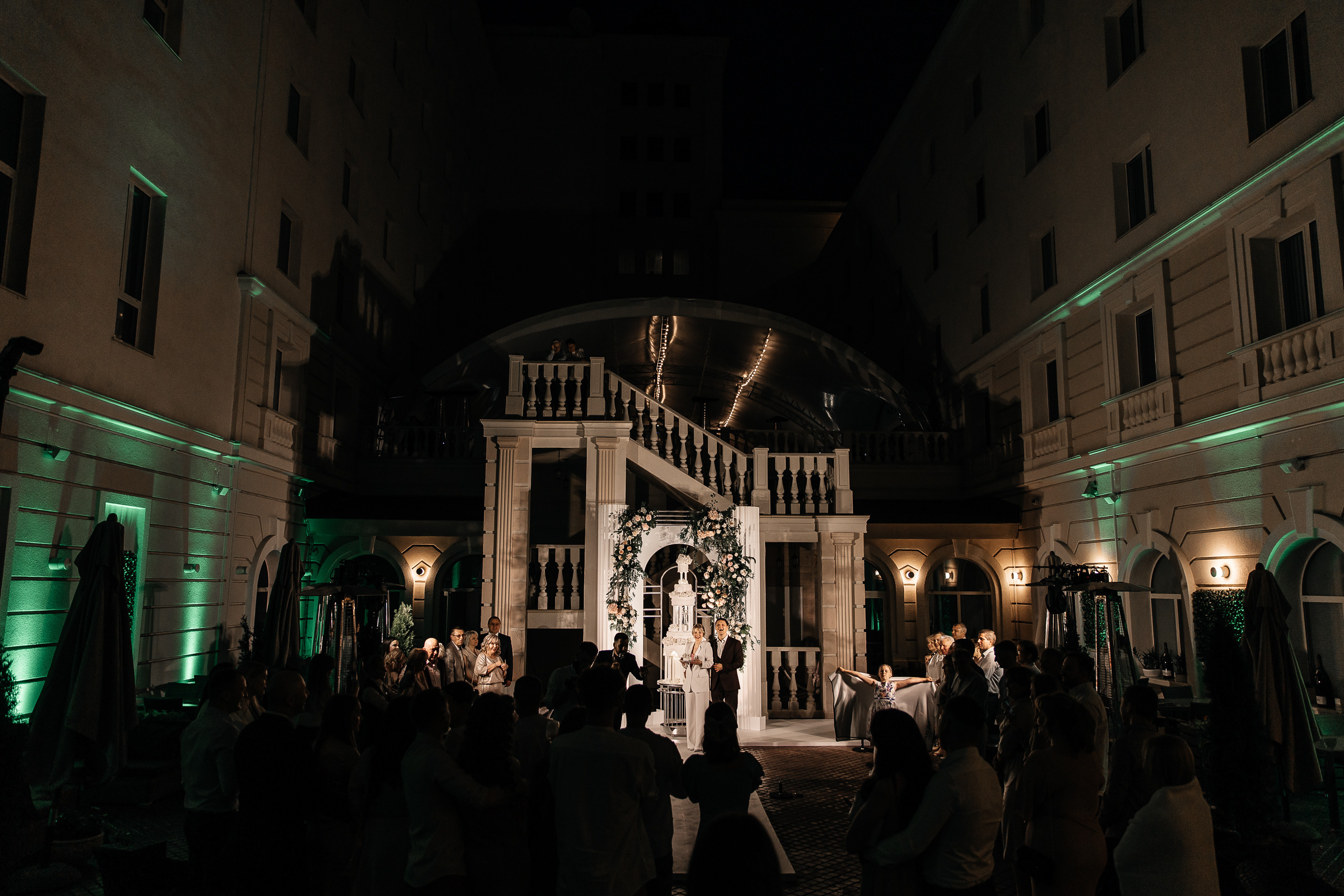 Здравствуйте! Я&nbsp;свадебный фотограф из&nbsp;Ульяновска, работаю в&nbsp;том числе по&nbsp;всей России и&nbsp;с&nbsp;выездом за&nbsp;границу. Снимаю свадьбы, lovestory, корпоративы, светский репортаж. Провожу обучение по&nbsp;фотографии, мастер-классы и&nbsp;воркшопы для других фотографов.