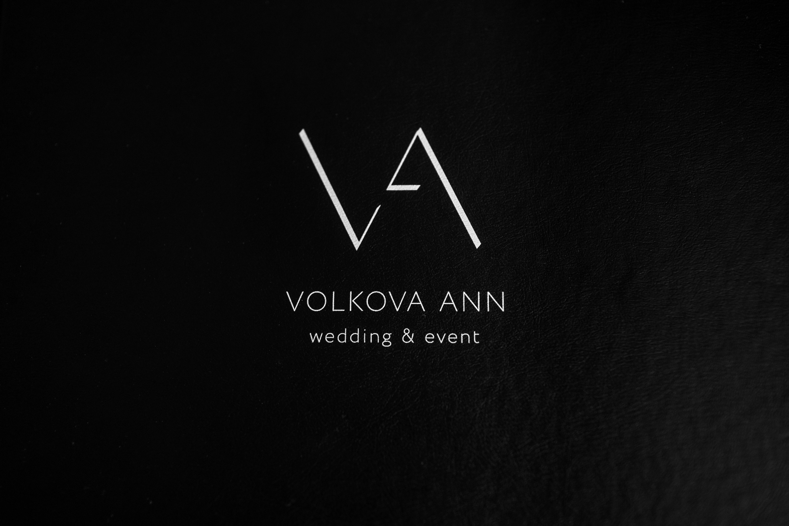 Здравствуйте! Я&nbsp;свадебный фотограф из&nbsp;Ульяновска, работаю в&nbsp;том числе по&nbsp;всей России и&nbsp;с&nbsp;выездом за&nbsp;границу. Снимаю свадьбы, lovestory, корпоративы, светский репортаж. Провожу обучение по&nbsp;фотографии, мастер-классы и&nbsp;воркшопы для других фотографов.