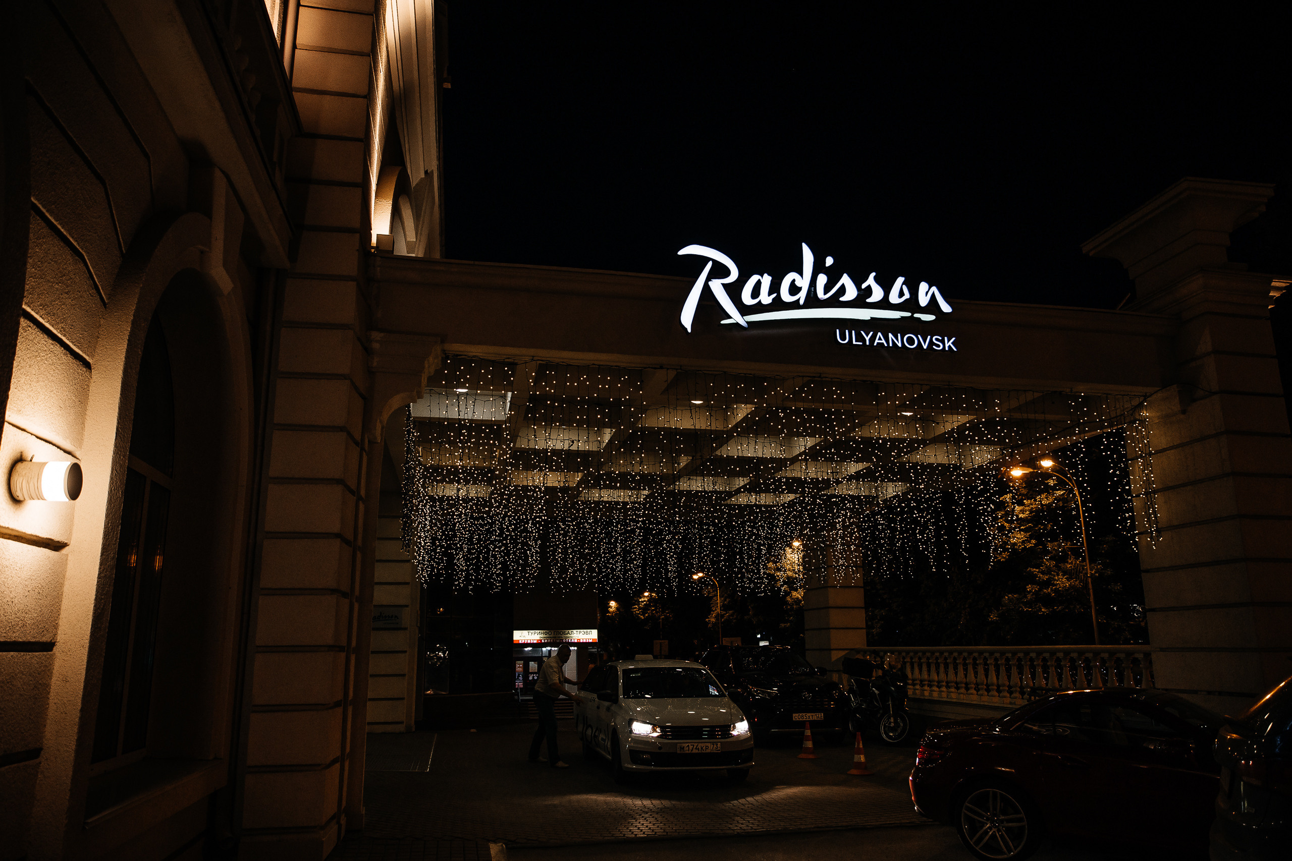 Здравствуйте! Я&nbsp;свадебный фотограф из&nbsp;Ульяновска, работаю в&nbsp;том числе по&nbsp;всей России и&nbsp;с&nbsp;выездом за&nbsp;границу. Снимаю свадьбы, lovestory, корпоративы, светский репортаж. Провожу обучение по&nbsp;фотографии, мастер-классы и&nbsp;воркшопы для других фотографов.