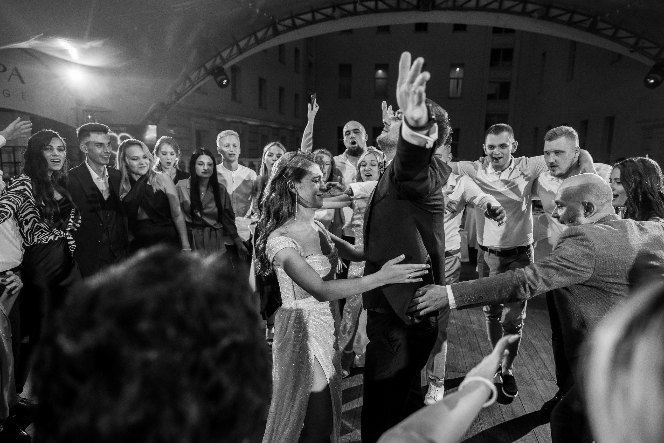 Здравствуйте! Я&nbsp;свадебный фотограф из&nbsp;Ульяновска, работаю в&nbsp;том числе по&nbsp;всей России и&nbsp;с&nbsp;выездом за&nbsp;границу. Снимаю свадьбы, lovestory, корпоративы, светский репортаж. Провожу обучение по&nbsp;фотографии, мастер-классы и&nbsp;воркшопы для других фотографов.