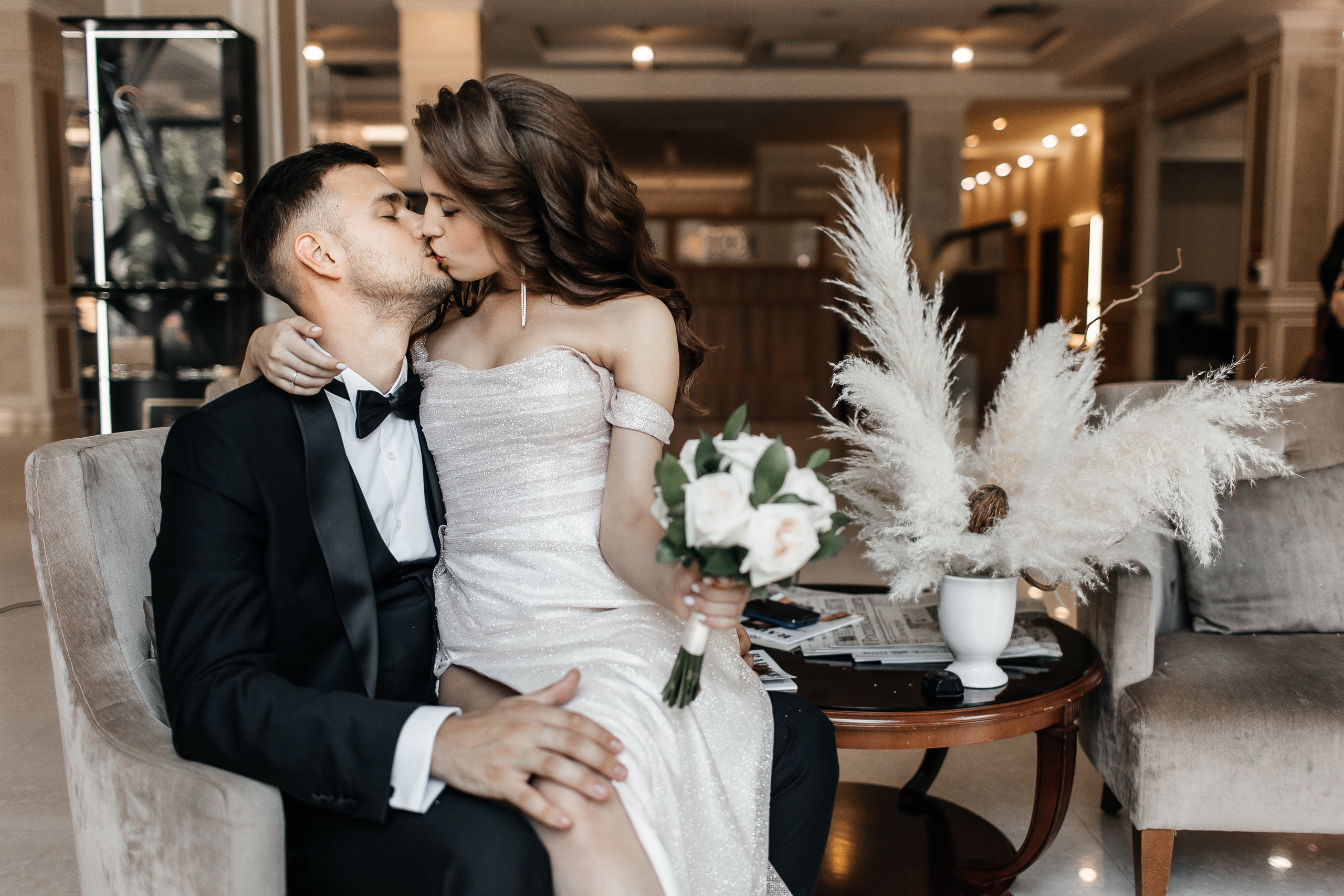 Здравствуйте! Я&nbsp;свадебный фотограф из&nbsp;Ульяновска, работаю в&nbsp;том числе по&nbsp;всей России и&nbsp;с&nbsp;выездом за&nbsp;границу. Снимаю свадьбы, lovestory, корпоративы, светский репортаж. Провожу обучение по&nbsp;фотографии, мастер-классы и&nbsp;воркшопы для других фотографов.