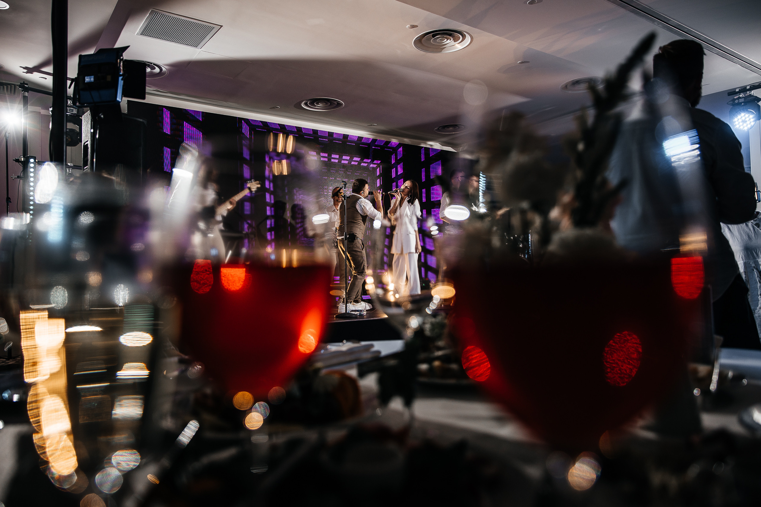 Здравствуйте! Я&nbsp;свадебный фотограф из&nbsp;Ульяновска, работаю в&nbsp;том числе по&nbsp;всей России и&nbsp;с&nbsp;выездом за&nbsp;границу. Снимаю свадьбы, lovestory, корпоративы, светский репортаж. Провожу обучение по&nbsp;фотографии, мастер-классы и&nbsp;воркшопы для других фотографов.