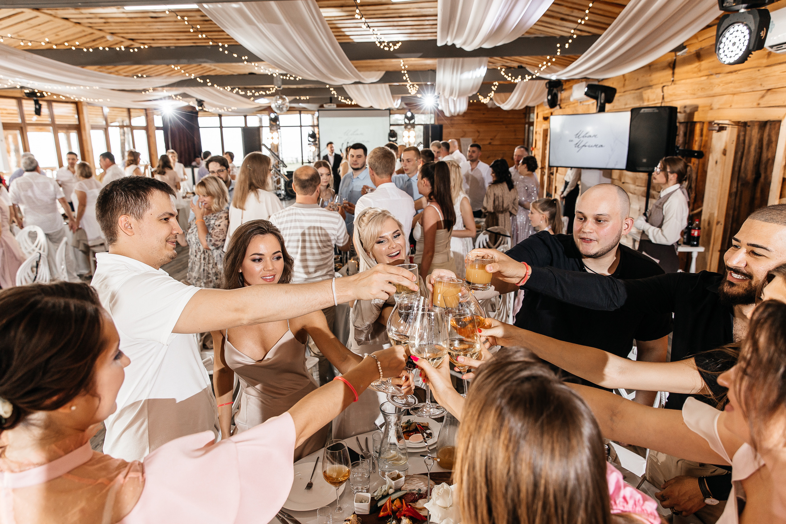 Здравствуйте! Я&nbsp;свадебный фотограф из&nbsp;Ульяновска, работаю в&nbsp;том числе по&nbsp;всей России и&nbsp;с&nbsp;выездом за&nbsp;границу. Снимаю свадьбы, lovestory, корпоративы, светский репортаж. Провожу обучение по&nbsp;фотографии, мастер-классы и&nbsp;воркшопы для других фотографов.