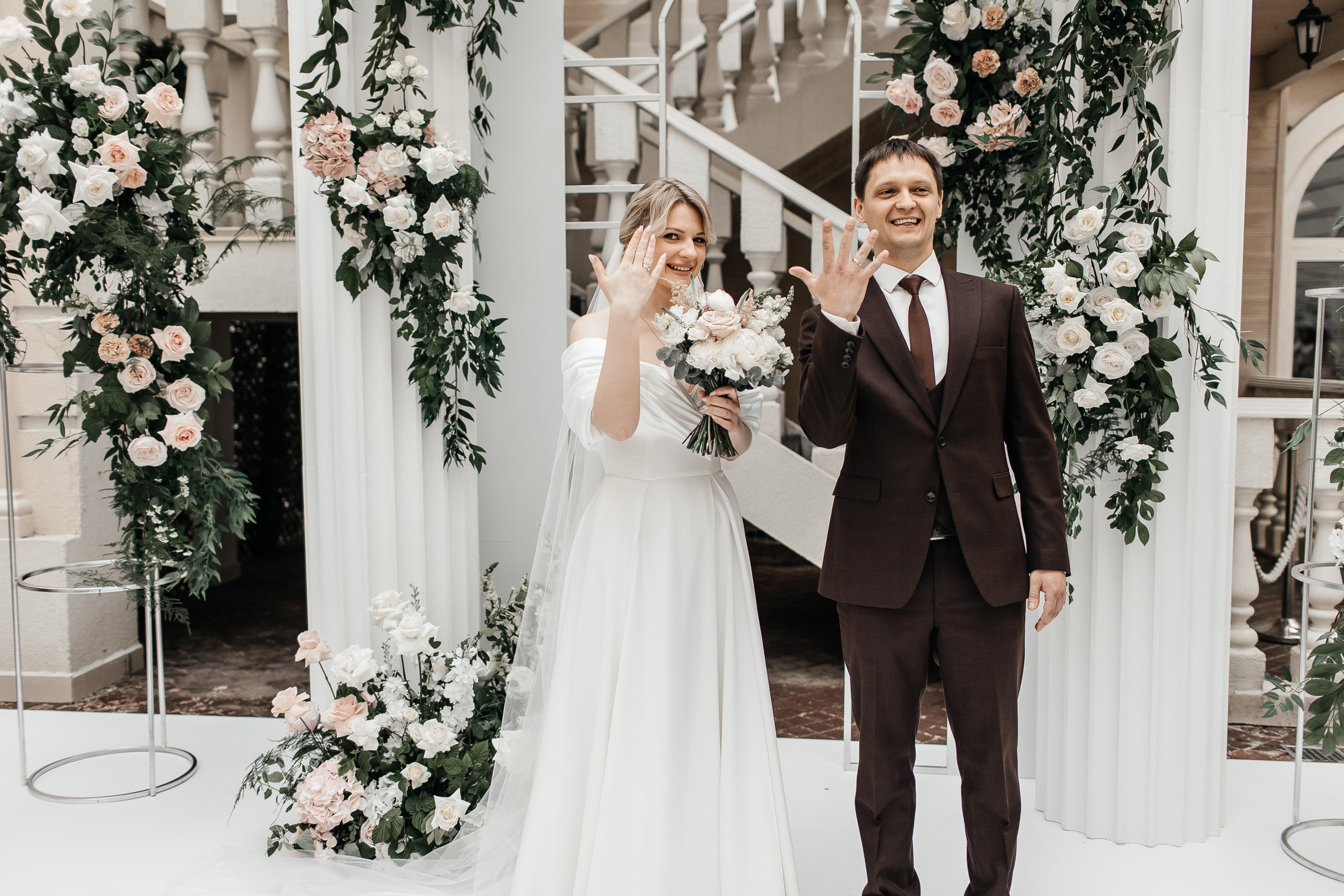 Здравствуйте! Я&nbsp;свадебный фотограф из&nbsp;Ульяновска, работаю в&nbsp;том числе по&nbsp;всей России и&nbsp;с&nbsp;выездом за&nbsp;границу. Снимаю свадьбы, lovestory, корпоративы, светский репортаж. Провожу обучение по&nbsp;фотографии, мастер-классы и&nbsp;воркшопы для других фотографов.