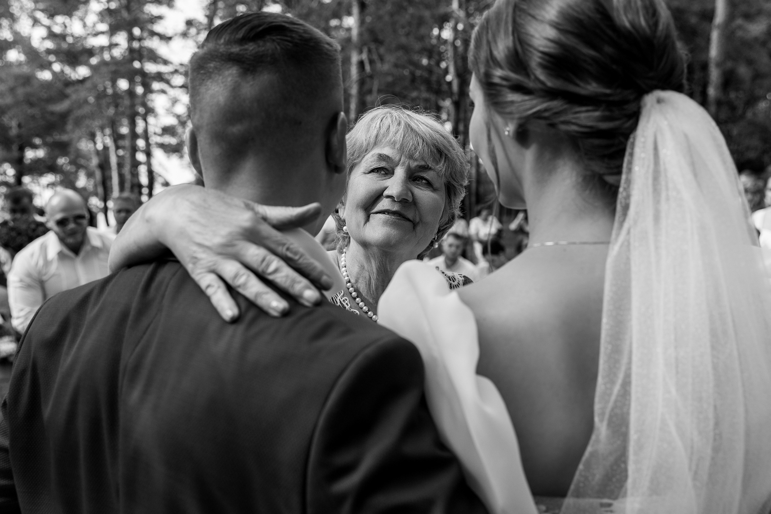 Здравствуйте! Я&nbsp;свадебный фотограф из&nbsp;Ульяновска, работаю в&nbsp;том числе по&nbsp;всей России и&nbsp;с&nbsp;выездом за&nbsp;границу. Снимаю свадьбы, lovestory, корпоративы, светский репортаж. Провожу обучение по&nbsp;фотографии, мастер-классы и&nbsp;воркшопы для других фотографов.