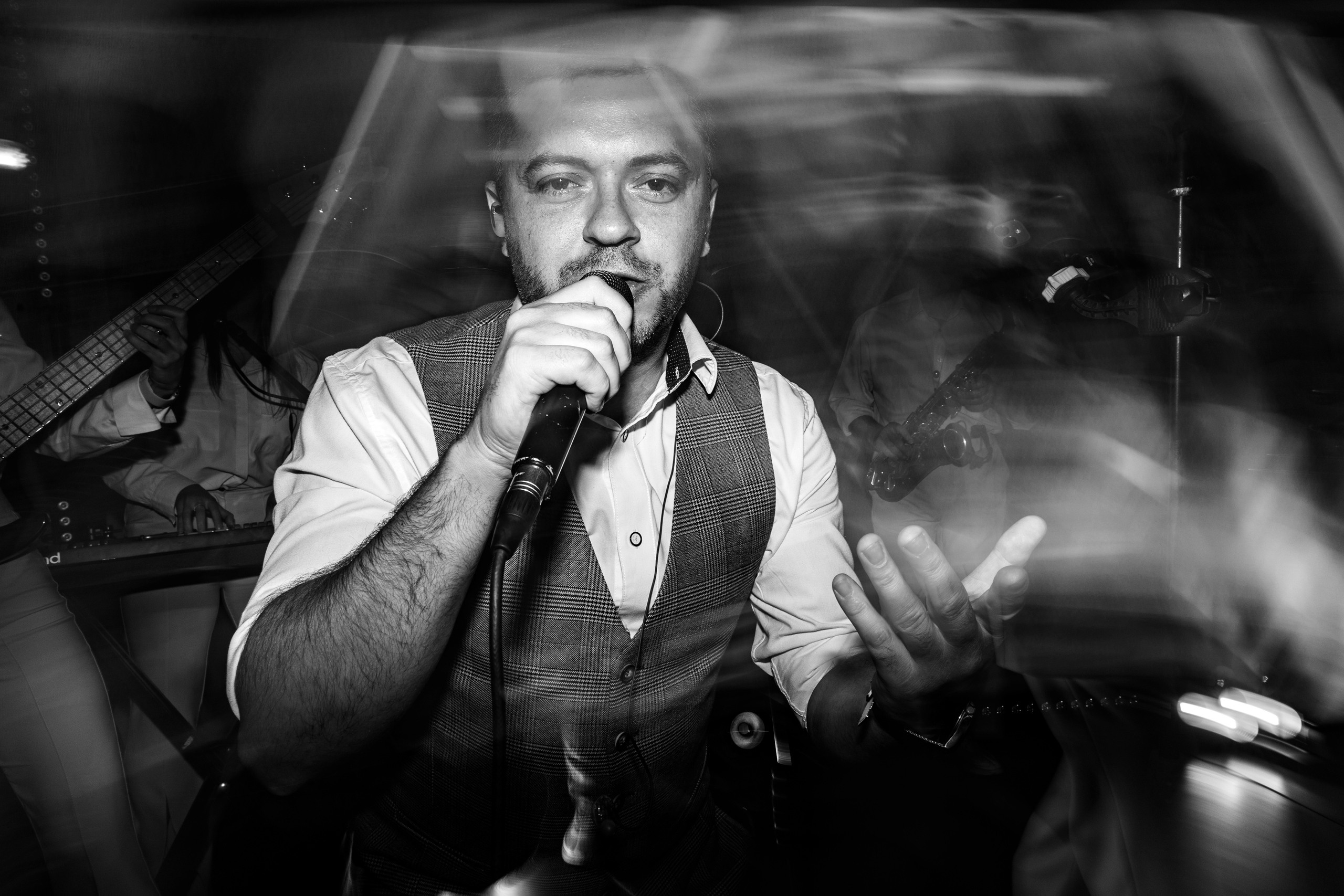 Здравствуйте! Я&nbsp;свадебный фотограф из&nbsp;Ульяновска, работаю в&nbsp;том числе по&nbsp;всей России и&nbsp;с&nbsp;выездом за&nbsp;границу. Снимаю свадьбы, lovestory, корпоративы, светский репортаж. Провожу обучение по&nbsp;фотографии, мастер-классы и&nbsp;воркшопы для других фотографов.