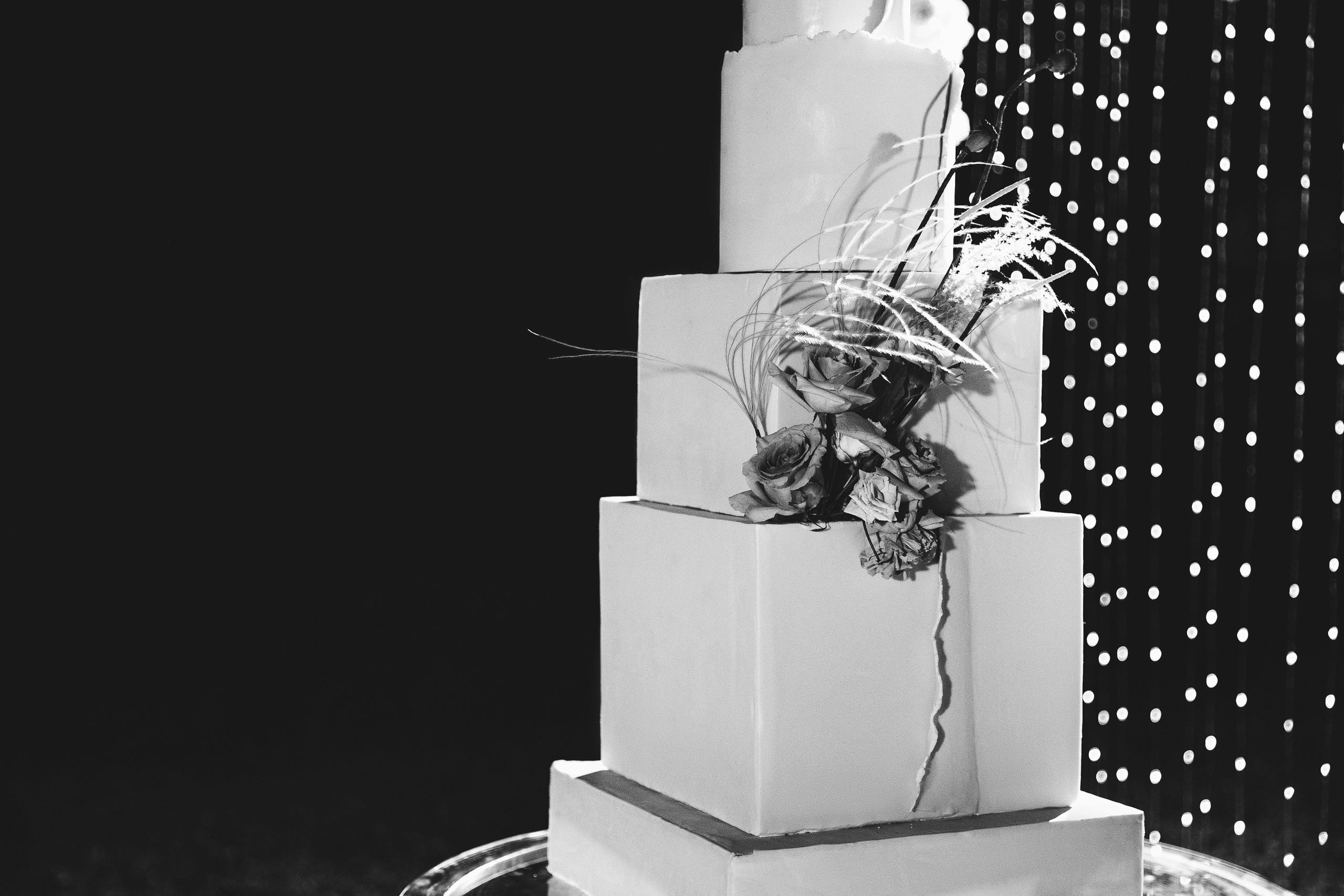 Здравствуйте! Я&nbsp;свадебный фотограф из&nbsp;Ульяновска, работаю в&nbsp;том числе по&nbsp;всей России и&nbsp;с&nbsp;выездом за&nbsp;границу. Снимаю свадьбы, lovestory, корпоративы, светский репортаж. Провожу обучение по&nbsp;фотографии, мастер-классы и&nbsp;воркшопы для других фотографов.