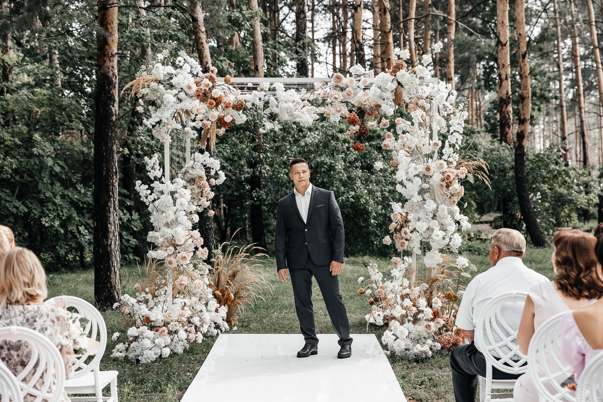 Здравствуйте! Я&nbsp;свадебный фотограф из&nbsp;Ульяновска, работаю в&nbsp;том числе по&nbsp;всей России и&nbsp;с&nbsp;выездом за&nbsp;границу. Снимаю свадьбы, lovestory, корпоративы, светский репортаж. Провожу обучение по&nbsp;фотографии, мастер-классы и&nbsp;воркшопы для других фотографов.