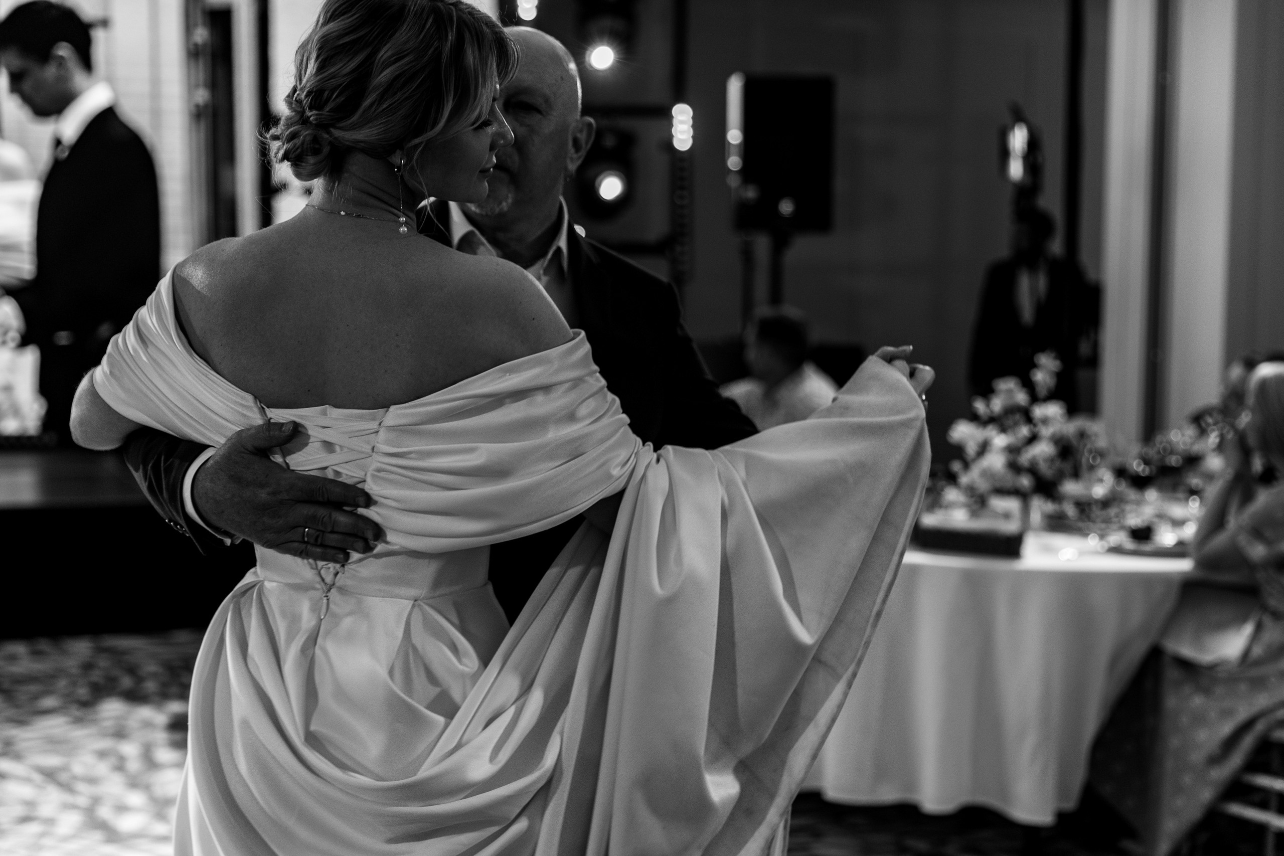 Здравствуйте! Я&nbsp;свадебный фотограф из&nbsp;Ульяновска, работаю в&nbsp;том числе по&nbsp;всей России и&nbsp;с&nbsp;выездом за&nbsp;границу. Снимаю свадьбы, lovestory, корпоративы, светский репортаж. Провожу обучение по&nbsp;фотографии, мастер-классы и&nbsp;воркшопы для других фотографов.