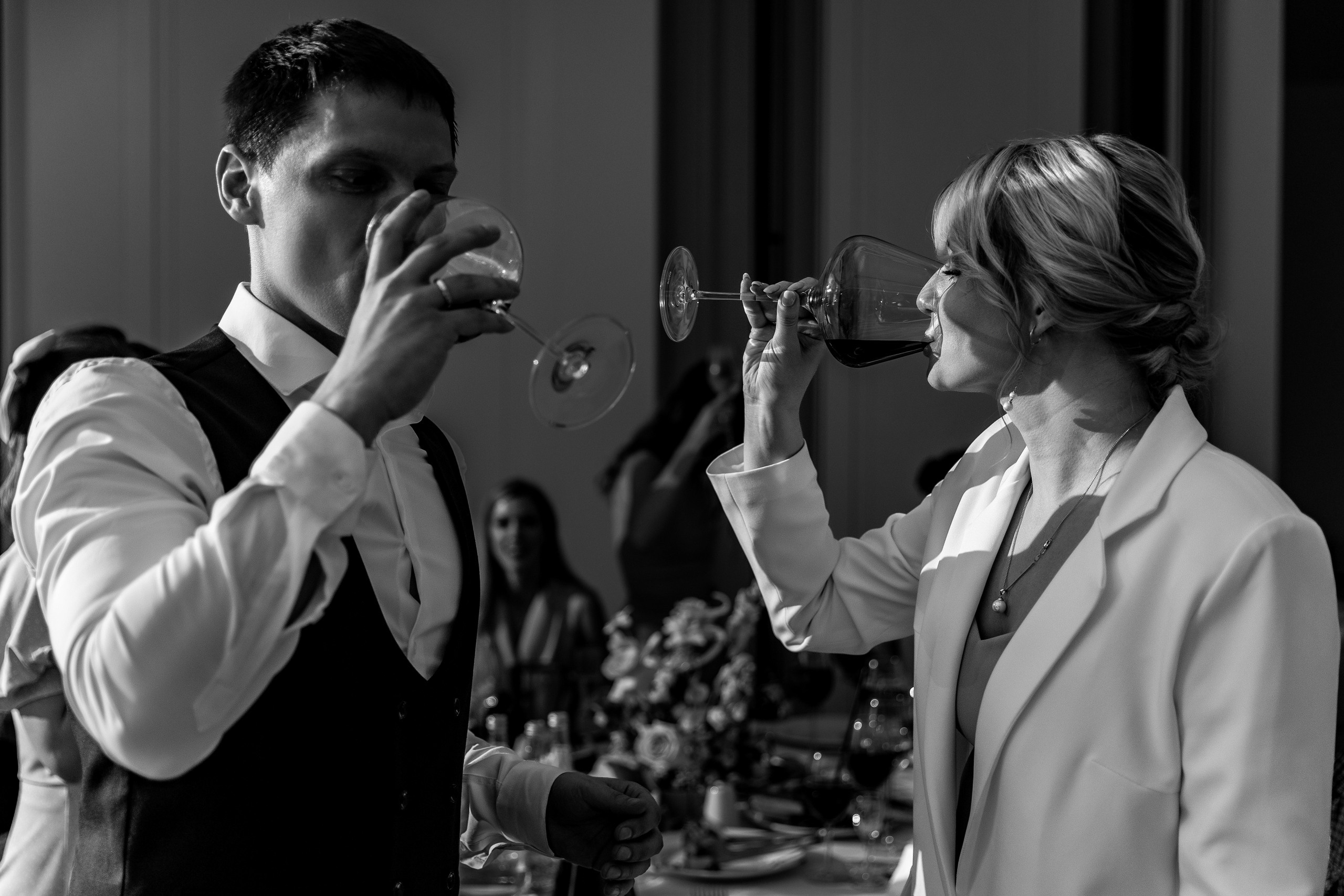 Здравствуйте! Я&nbsp;свадебный фотограф из&nbsp;Ульяновска, работаю в&nbsp;том числе по&nbsp;всей России и&nbsp;с&nbsp;выездом за&nbsp;границу. Снимаю свадьбы, lovestory, корпоративы, светский репортаж. Провожу обучение по&nbsp;фотографии, мастер-классы и&nbsp;воркшопы для других фотографов.