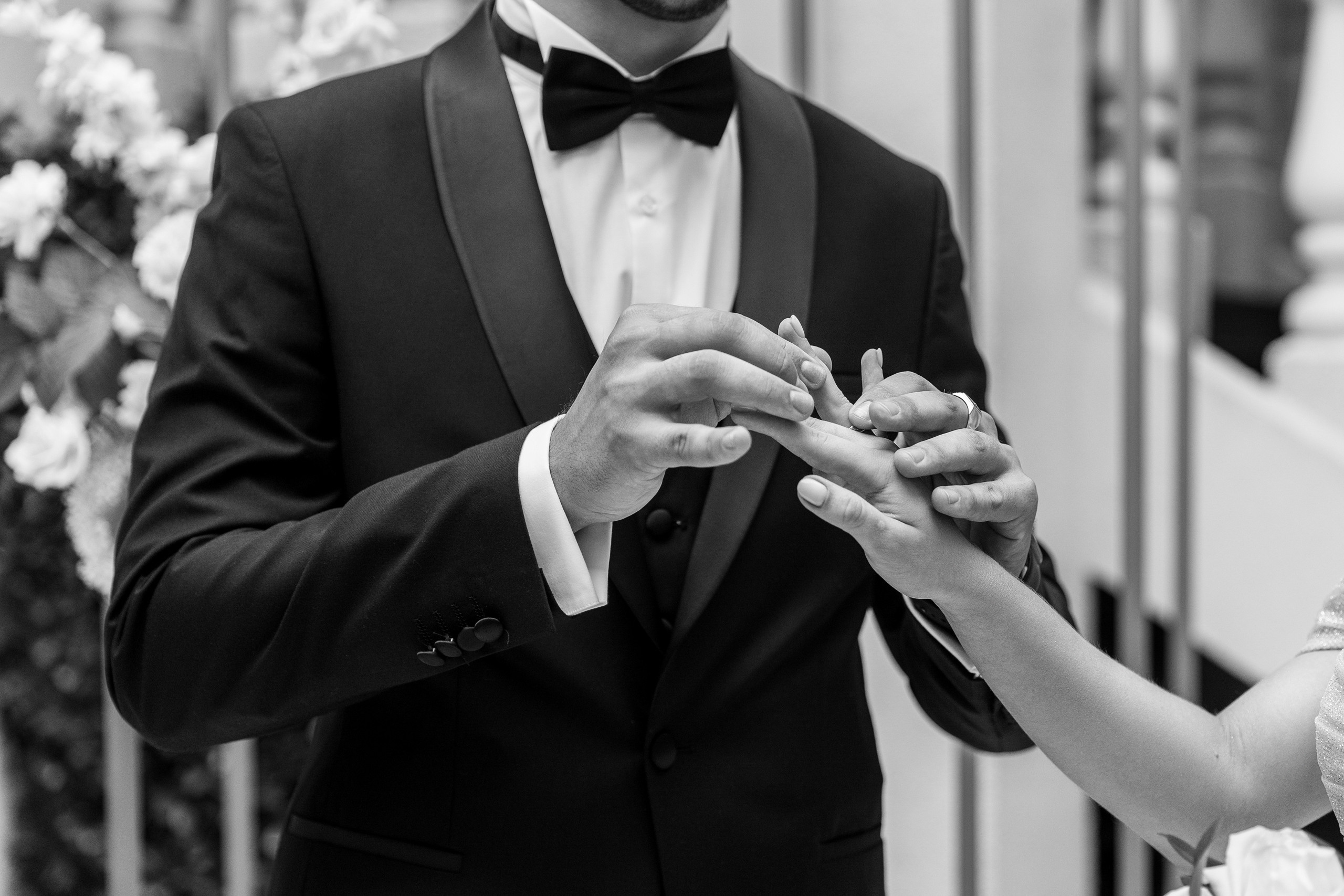 Здравствуйте! Я&nbsp;свадебный фотограф из&nbsp;Ульяновска, работаю в&nbsp;том числе по&nbsp;всей России и&nbsp;с&nbsp;выездом за&nbsp;границу. Снимаю свадьбы, lovestory, корпоративы, светский репортаж. Провожу обучение по&nbsp;фотографии, мастер-классы и&nbsp;воркшопы для других фотографов.