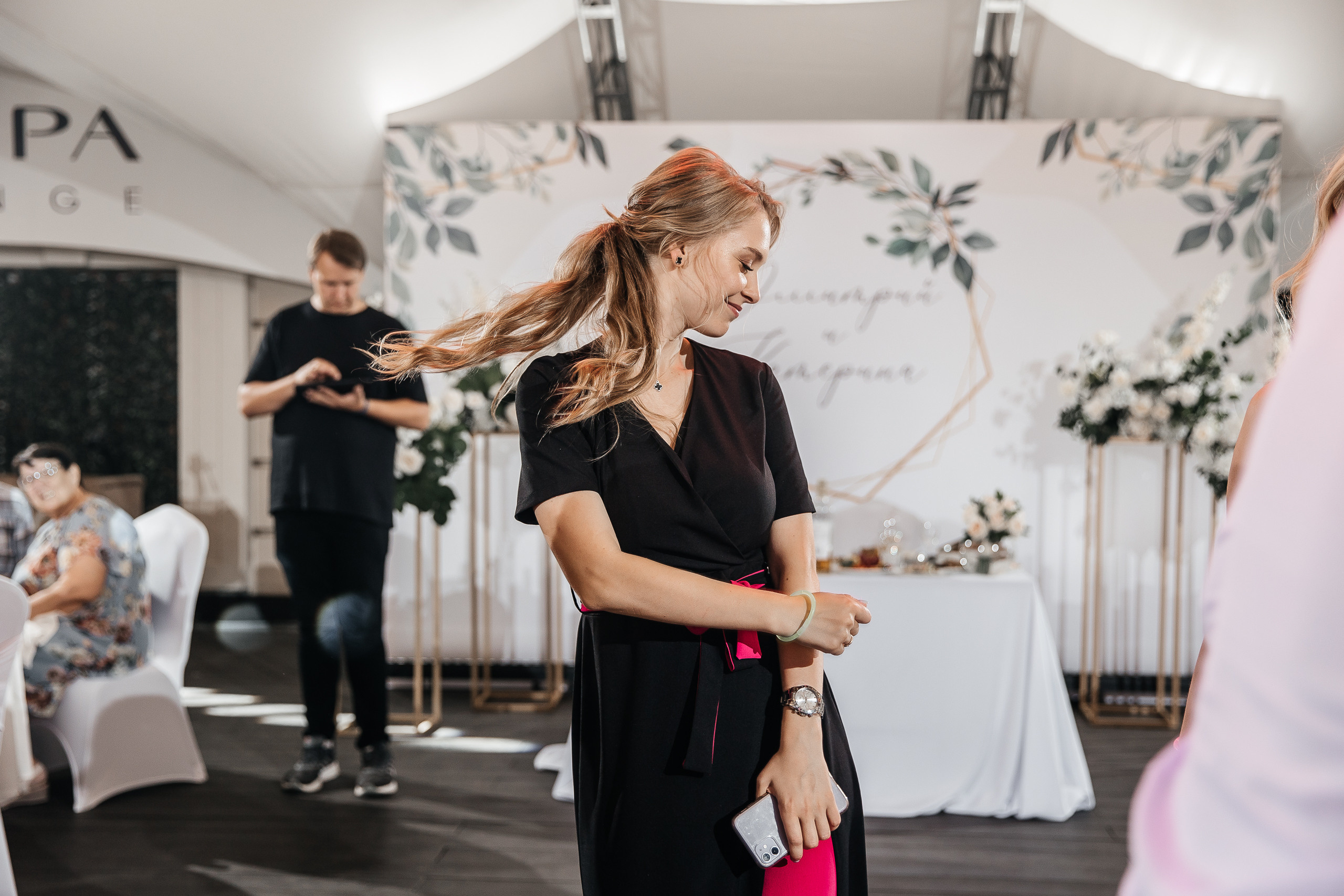 Здравствуйте! Я&nbsp;свадебный фотограф из&nbsp;Ульяновска, работаю в&nbsp;том числе по&nbsp;всей России и&nbsp;с&nbsp;выездом за&nbsp;границу. Снимаю свадьбы, lovestory, корпоративы, светский репортаж. Провожу обучение по&nbsp;фотографии, мастер-классы и&nbsp;воркшопы для других фотографов.