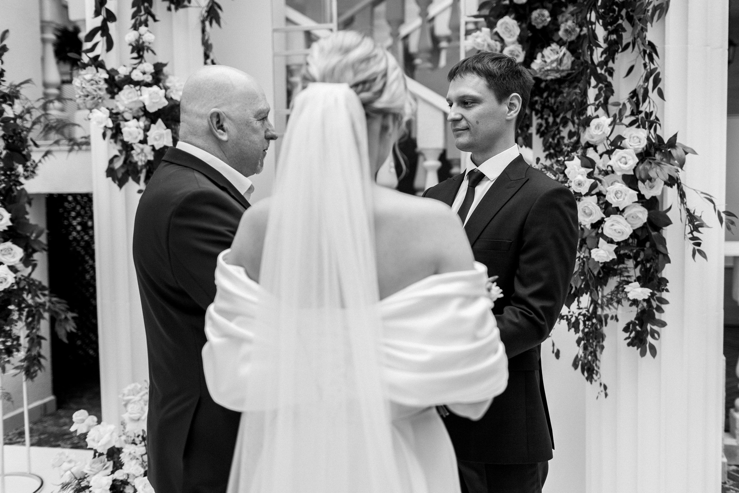 Здравствуйте! Я&nbsp;свадебный фотограф из&nbsp;Ульяновска, работаю в&nbsp;том числе по&nbsp;всей России и&nbsp;с&nbsp;выездом за&nbsp;границу. Снимаю свадьбы, lovestory, корпоративы, светский репортаж. Провожу обучение по&nbsp;фотографии, мастер-классы и&nbsp;воркшопы для других фотографов.