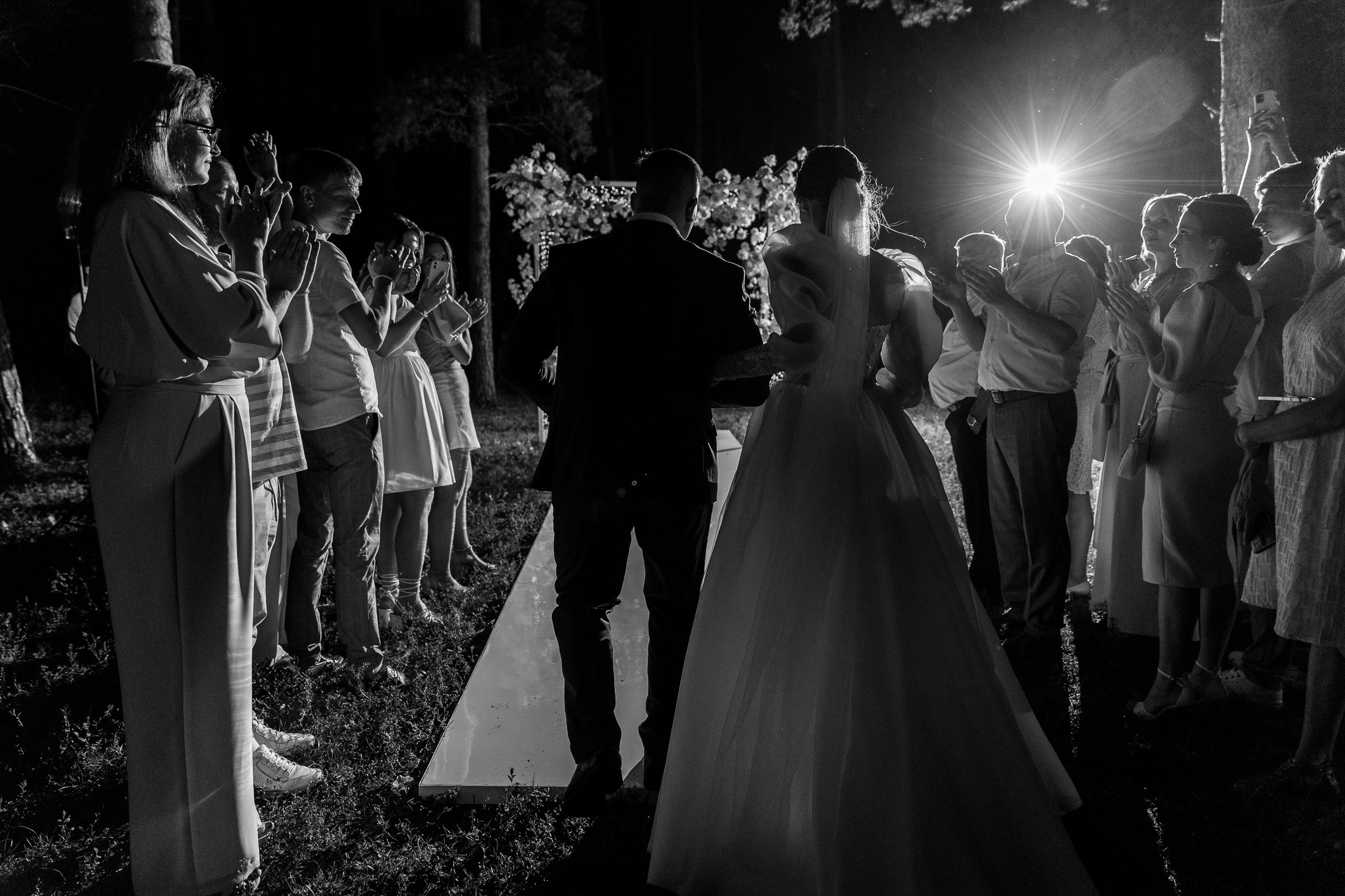 Здравствуйте! Я&nbsp;свадебный фотограф из&nbsp;Ульяновска, работаю в&nbsp;том числе по&nbsp;всей России и&nbsp;с&nbsp;выездом за&nbsp;границу. Снимаю свадьбы, lovestory, корпоративы, светский репортаж. Провожу обучение по&nbsp;фотографии, мастер-классы и&nbsp;воркшопы для других фотографов.