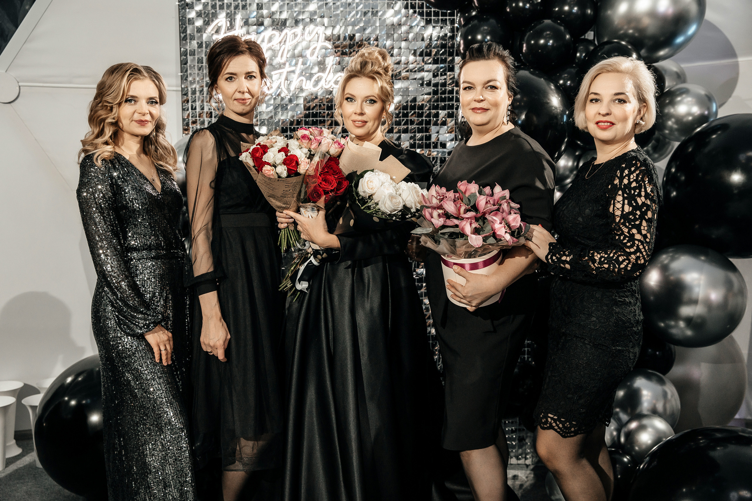 Здравствуйте! Я свадебный фотограф из Ульяновска, работаю в том числе по всей России и с выездом за границу. Снимаю свадьбы, lovestory, корпоративы, светский репортаж. Провожу обучение по фотографии, мастер-классы и воркшопы для других фотографов.