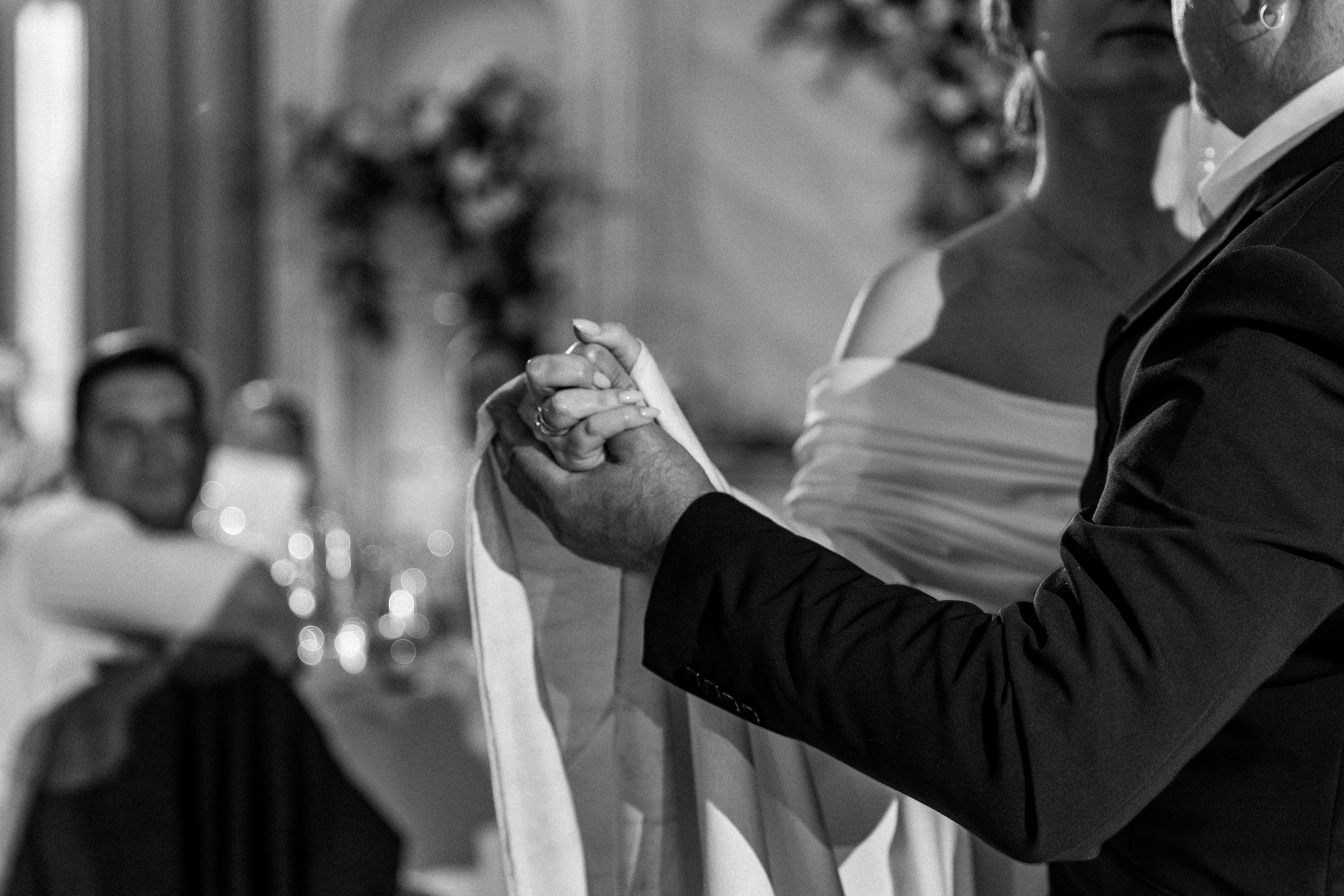 Здравствуйте! Я&nbsp;свадебный фотограф из&nbsp;Ульяновска, работаю в&nbsp;том числе по&nbsp;всей России и&nbsp;с&nbsp;выездом за&nbsp;границу. Снимаю свадьбы, lovestory, корпоративы, светский репортаж. Провожу обучение по&nbsp;фотографии, мастер-классы и&nbsp;воркшопы для других фотографов.