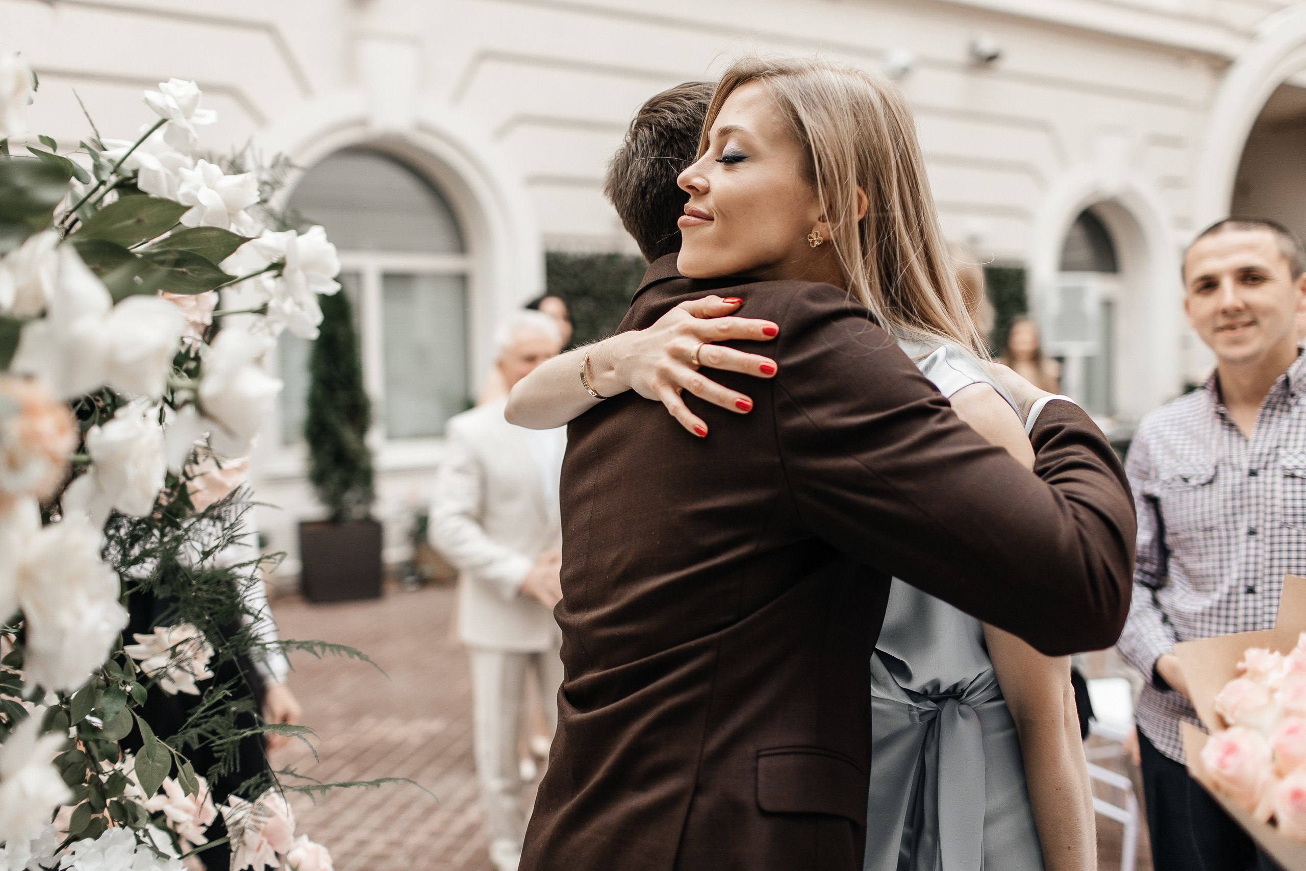 Здравствуйте! Я&nbsp;свадебный фотограф из&nbsp;Ульяновска, работаю в&nbsp;том числе по&nbsp;всей России и&nbsp;с&nbsp;выездом за&nbsp;границу. Снимаю свадьбы, lovestory, корпоративы, светский репортаж. Провожу обучение по&nbsp;фотографии, мастер-классы и&nbsp;воркшопы для других фотографов.