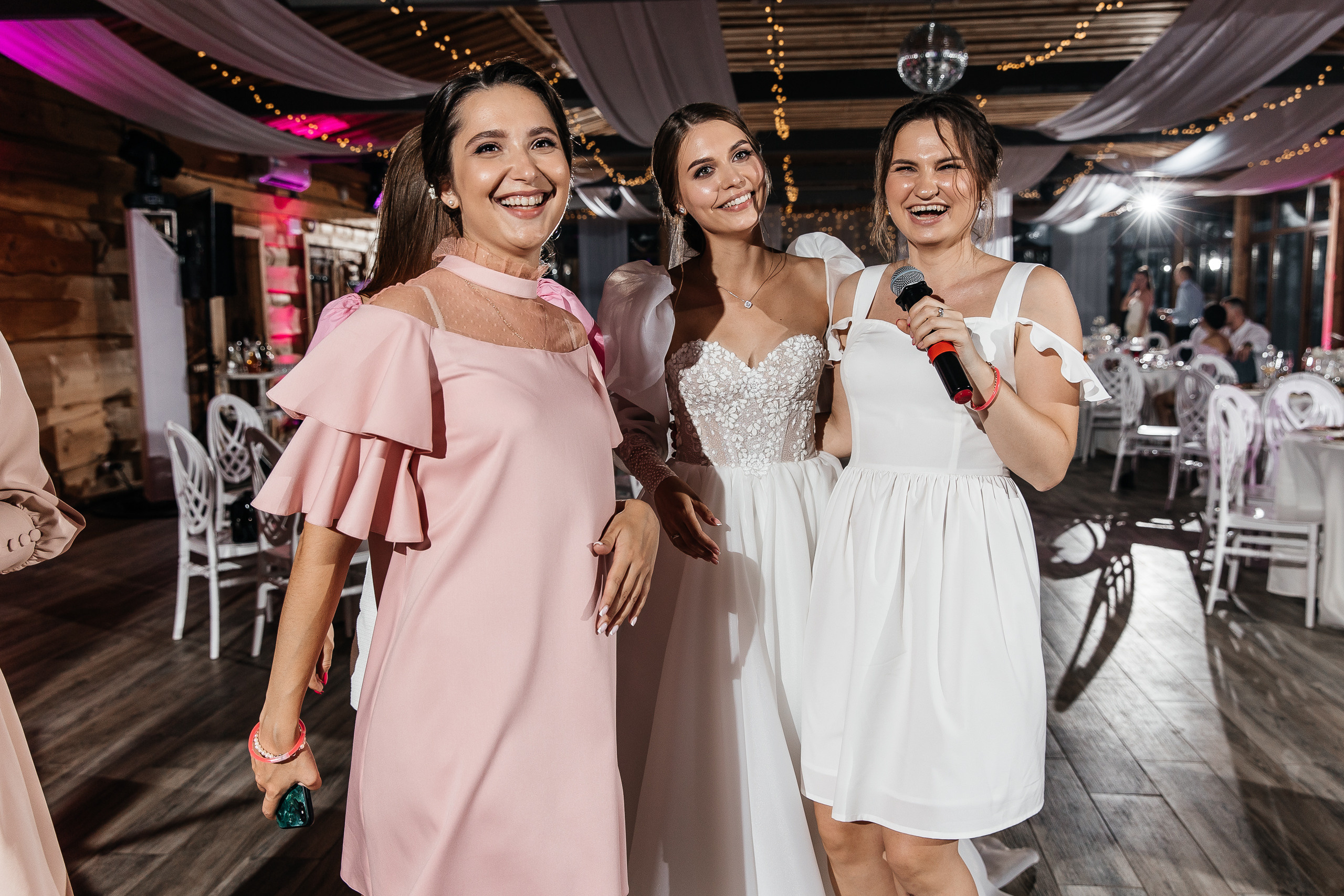 Здравствуйте! Я&nbsp;свадебный фотограф из&nbsp;Ульяновска, работаю в&nbsp;том числе по&nbsp;всей России и&nbsp;с&nbsp;выездом за&nbsp;границу. Снимаю свадьбы, lovestory, корпоративы, светский репортаж. Провожу обучение по&nbsp;фотографии, мастер-классы и&nbsp;воркшопы для других фотографов.