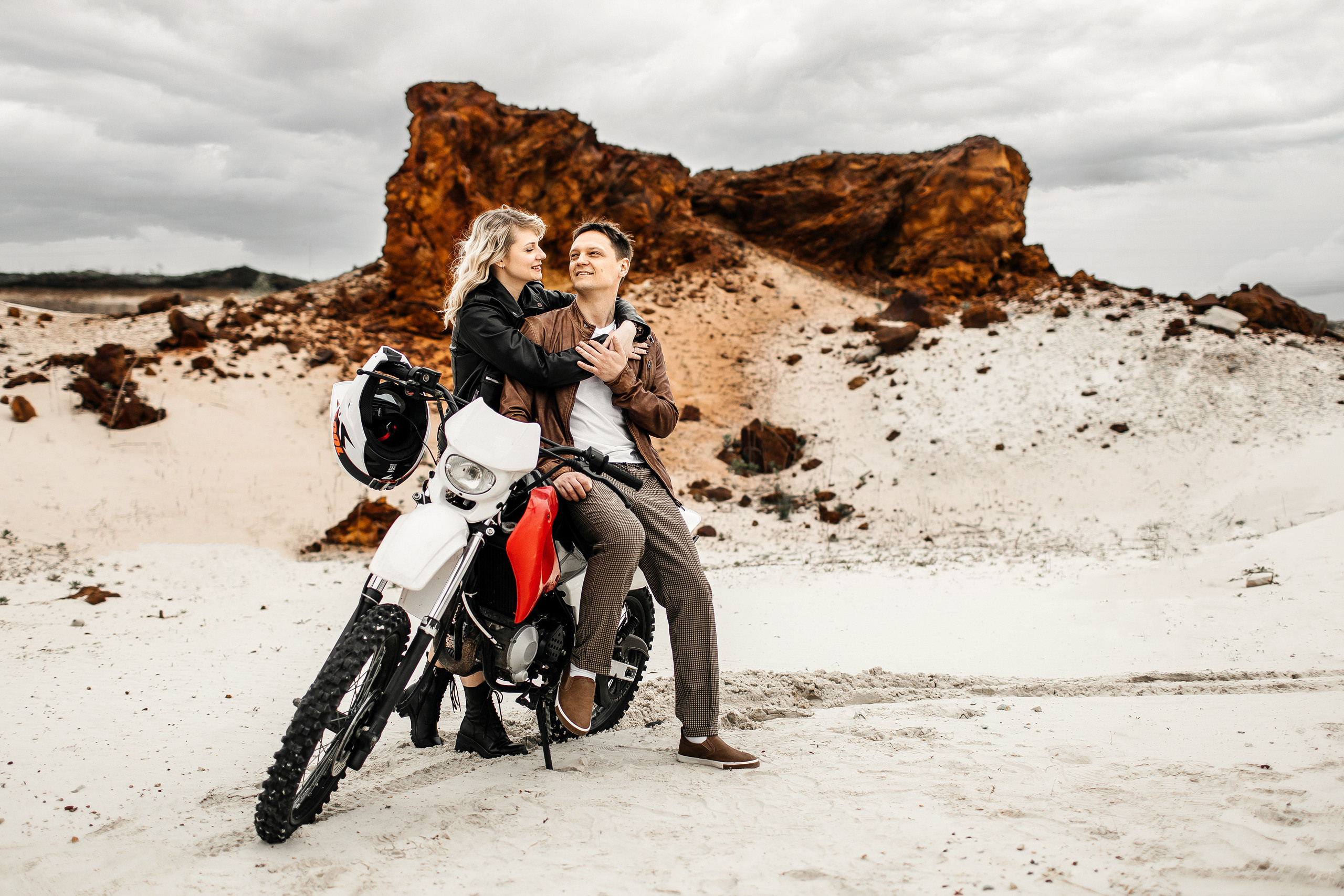 Здравствуйте! Я свадебный фотограф из Ульяновска, работаю в том числе по всей России и с выездом за границу. Снимаю свадьбы, lovestory, корпоративы, светский репортаж. Провожу обучение по фотографии, мастер-классы и воркшопы для других фотографов.