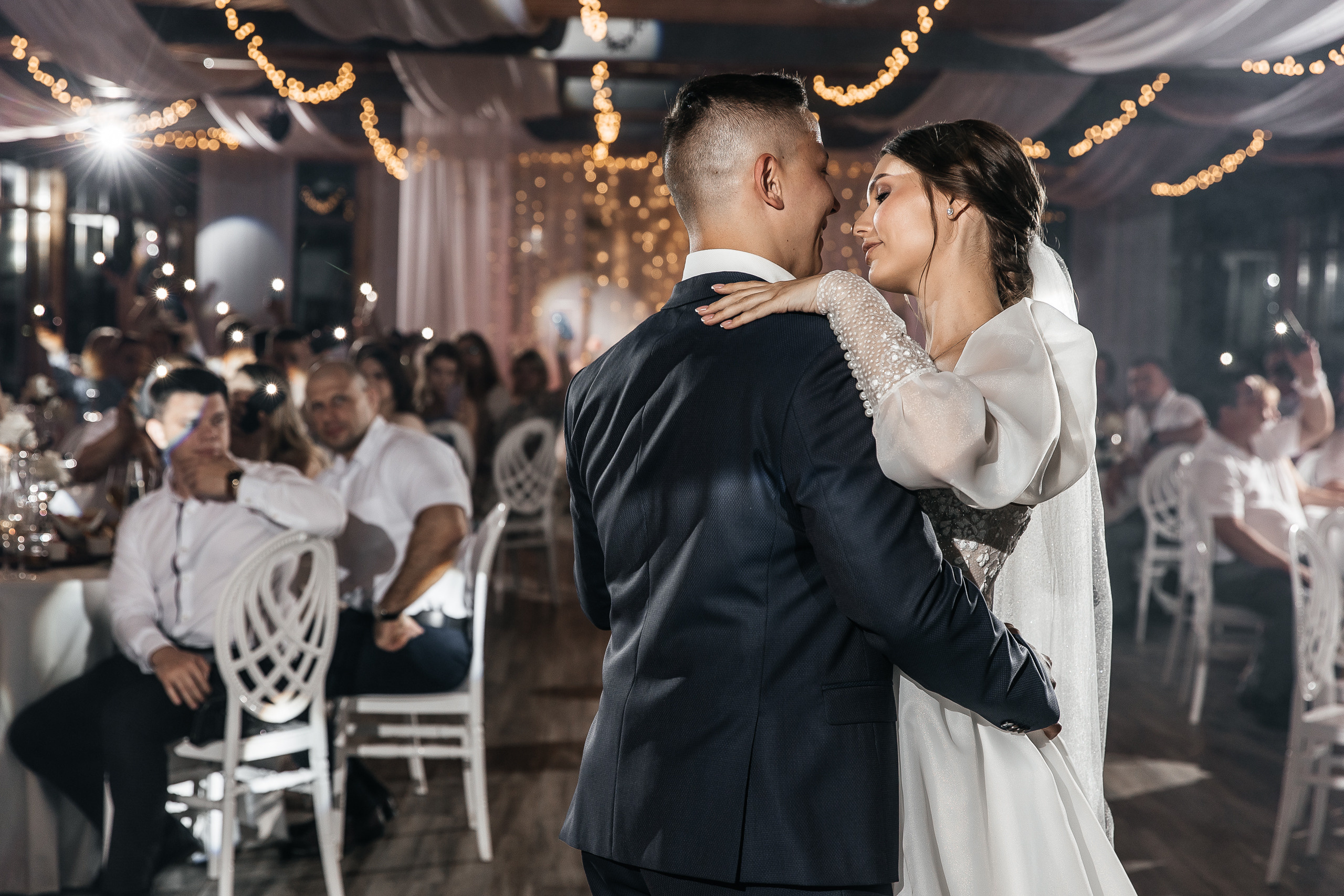 Здравствуйте! Я&nbsp;свадебный фотограф из&nbsp;Ульяновска, работаю в&nbsp;том числе по&nbsp;всей России и&nbsp;с&nbsp;выездом за&nbsp;границу. Снимаю свадьбы, lovestory, корпоративы, светский репортаж. Провожу обучение по&nbsp;фотографии, мастер-классы и&nbsp;воркшопы для других фотографов.