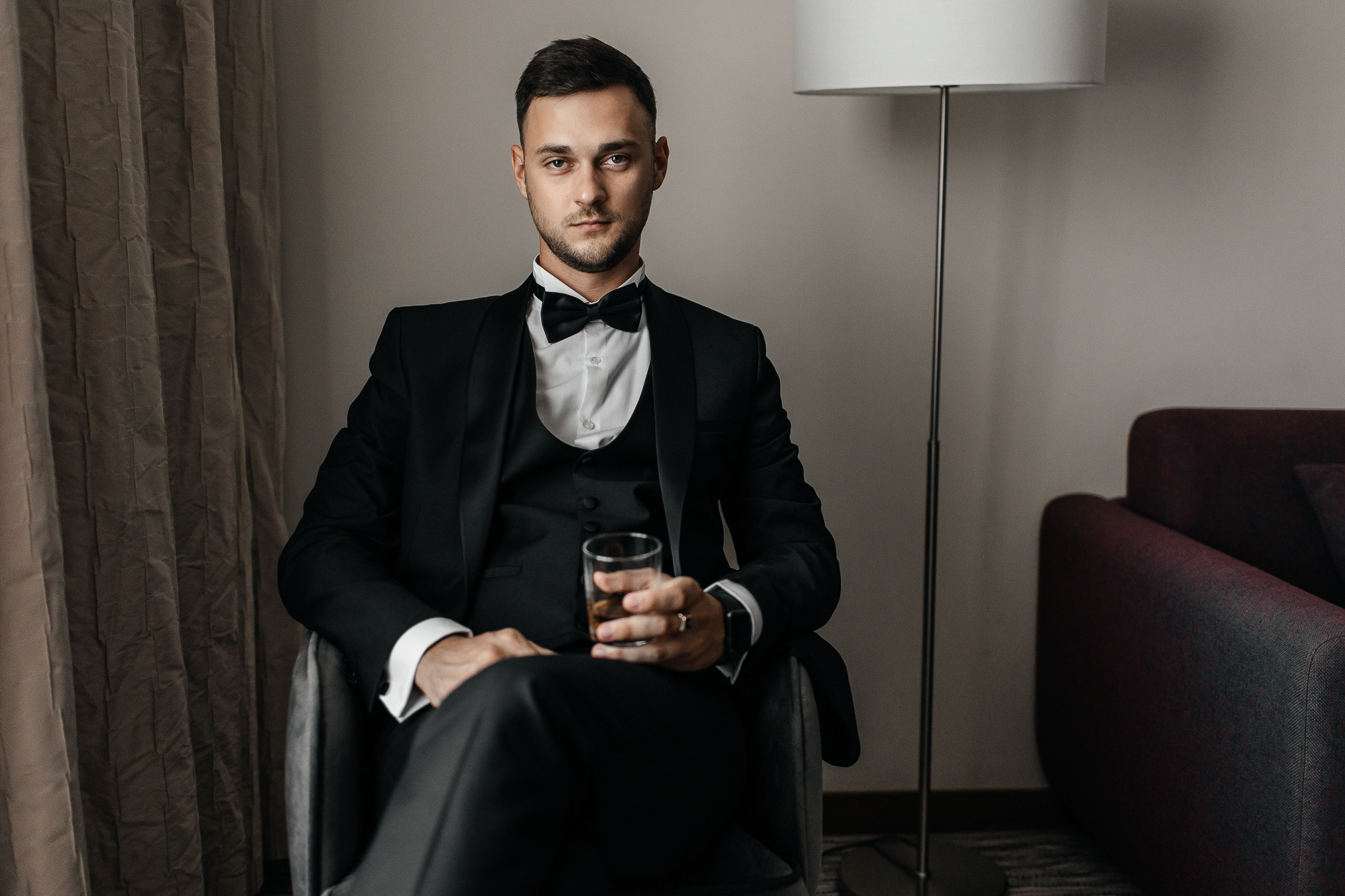 Здравствуйте! Я&nbsp;свадебный фотограф из&nbsp;Ульяновска, работаю в&nbsp;том числе по&nbsp;всей России и&nbsp;с&nbsp;выездом за&nbsp;границу. Снимаю свадьбы, lovestory, корпоративы, светский репортаж. Провожу обучение по&nbsp;фотографии, мастер-классы и&nbsp;воркшопы для других фотографов.