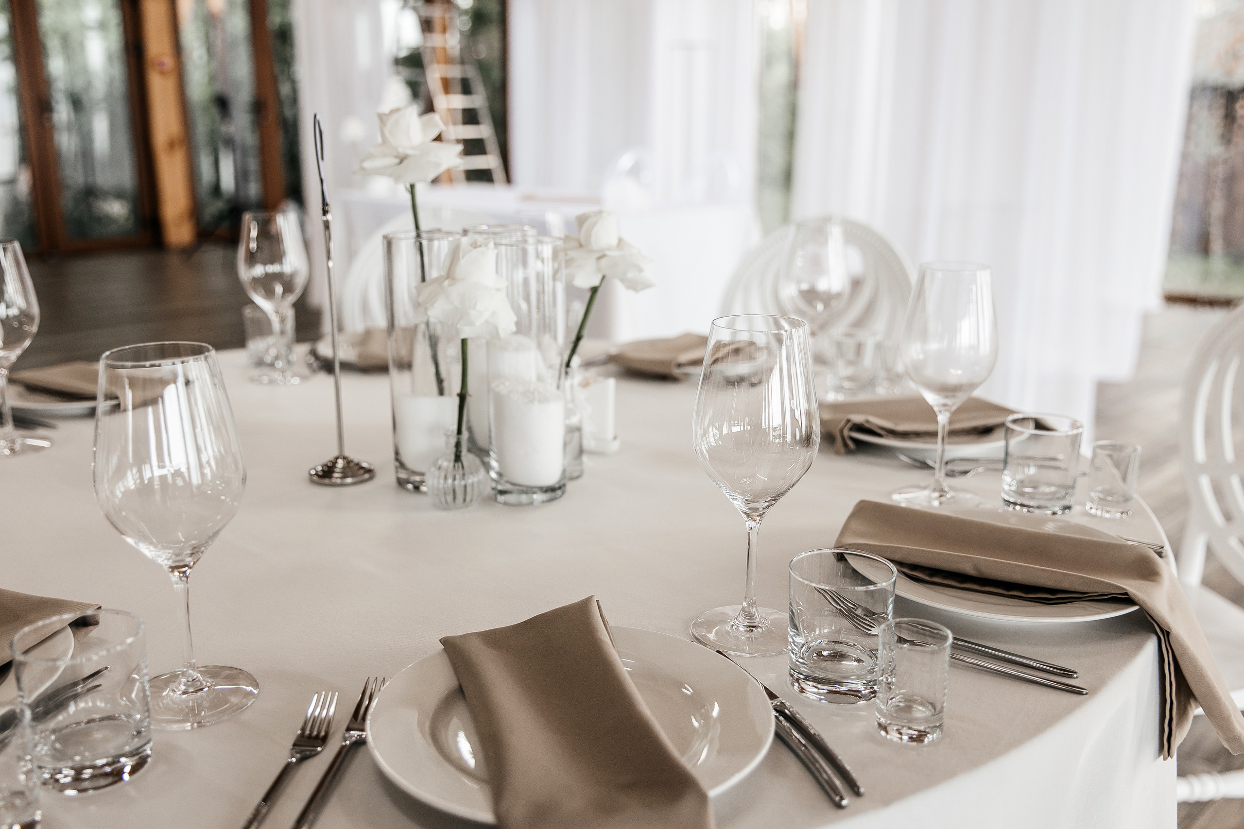 Здравствуйте! Я&nbsp;свадебный фотограф из&nbsp;Ульяновска, работаю в&nbsp;том числе по&nbsp;всей России и&nbsp;с&nbsp;выездом за&nbsp;границу. Снимаю свадьбы, lovestory, корпоративы, светский репортаж. Провожу обучение по&nbsp;фотографии, мастер-классы и&nbsp;воркшопы для других фотографов.