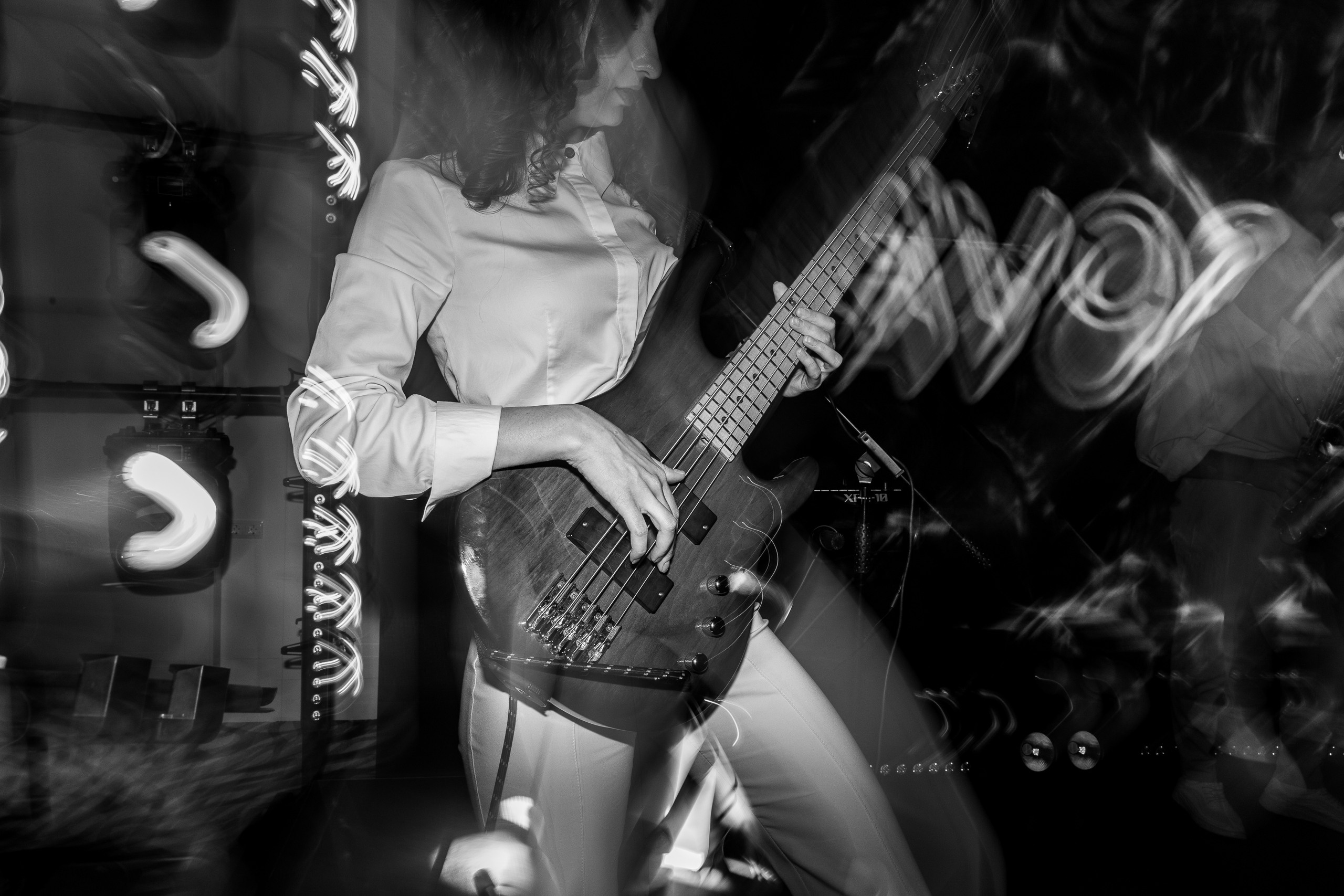 Здравствуйте! Я&nbsp;свадебный фотограф из&nbsp;Ульяновска, работаю в&nbsp;том числе по&nbsp;всей России и&nbsp;с&nbsp;выездом за&nbsp;границу. Снимаю свадьбы, lovestory, корпоративы, светский репортаж. Провожу обучение по&nbsp;фотографии, мастер-классы и&nbsp;воркшопы для других фотографов.