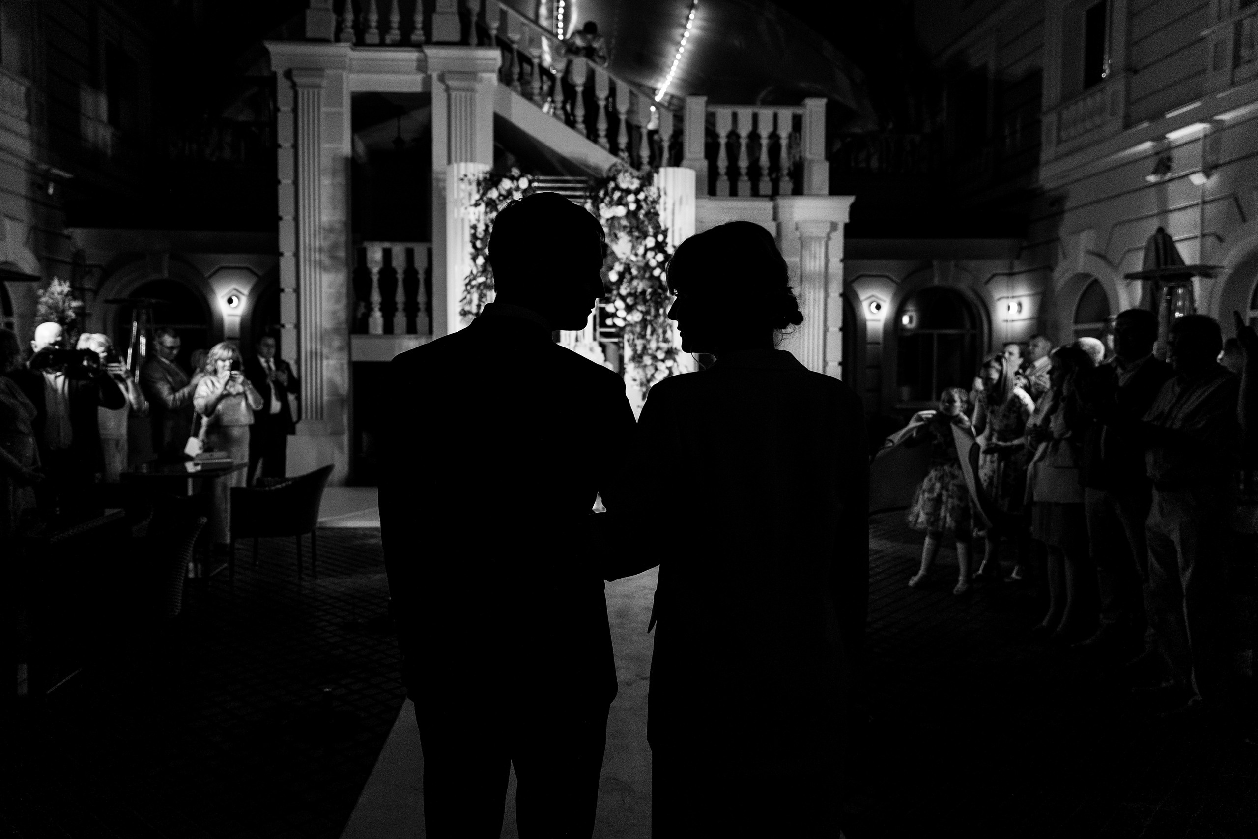 Здравствуйте! Я&nbsp;свадебный фотограф из&nbsp;Ульяновска, работаю в&nbsp;том числе по&nbsp;всей России и&nbsp;с&nbsp;выездом за&nbsp;границу. Снимаю свадьбы, lovestory, корпоративы, светский репортаж. Провожу обучение по&nbsp;фотографии, мастер-классы и&nbsp;воркшопы для других фотографов.