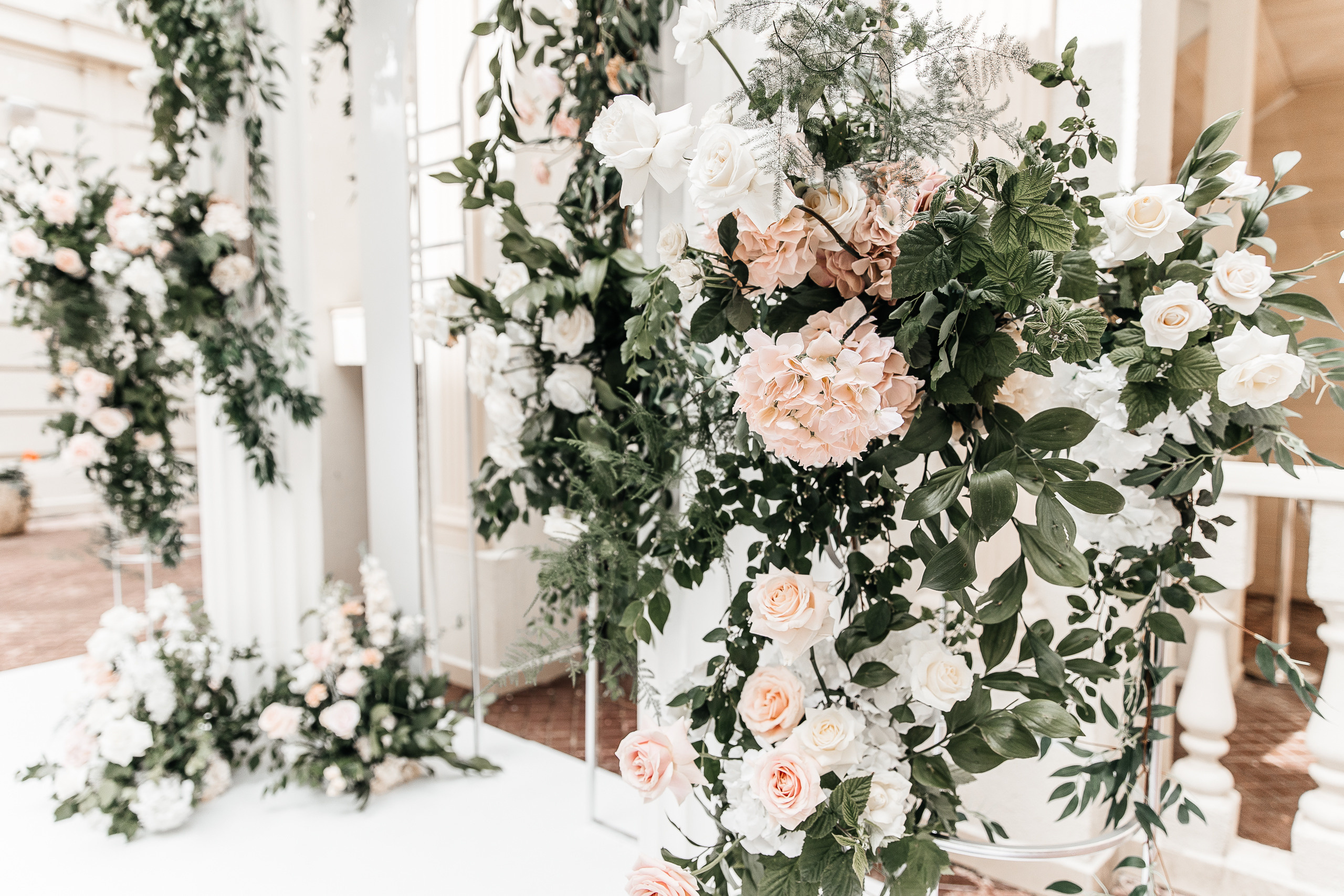 Здравствуйте! Я&nbsp;свадебный фотограф из&nbsp;Ульяновска, работаю в&nbsp;том числе по&nbsp;всей России и&nbsp;с&nbsp;выездом за&nbsp;границу. Снимаю свадьбы, lovestory, корпоративы, светский репортаж. Провожу обучение по&nbsp;фотографии, мастер-классы и&nbsp;воркшопы для других фотографов.