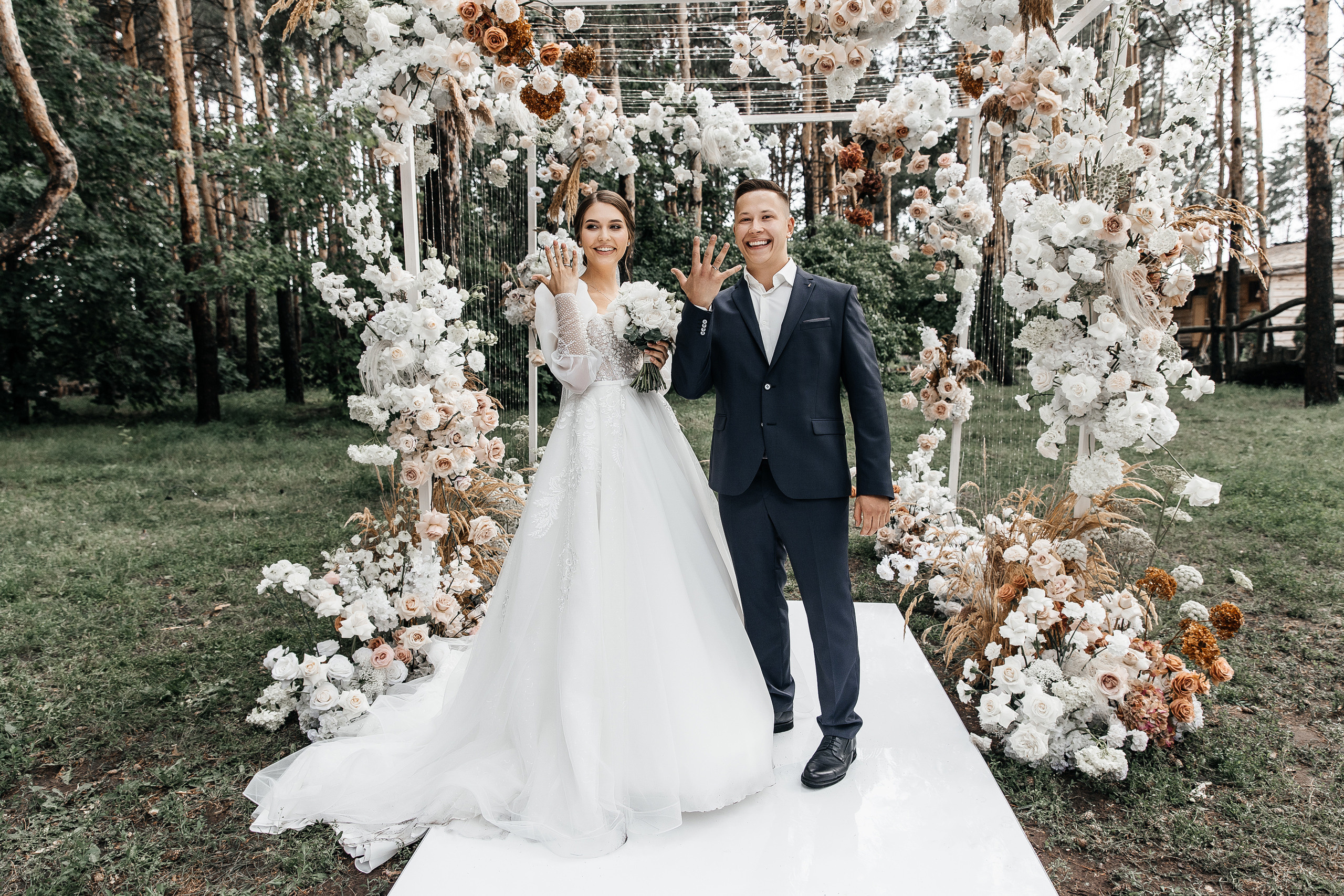 Здравствуйте! Я&nbsp;свадебный фотограф из&nbsp;Ульяновска, работаю в&nbsp;том числе по&nbsp;всей России и&nbsp;с&nbsp;выездом за&nbsp;границу. Снимаю свадьбы, lovestory, корпоративы, светский репортаж. Провожу обучение по&nbsp;фотографии, мастер-классы и&nbsp;воркшопы для других фотографов.