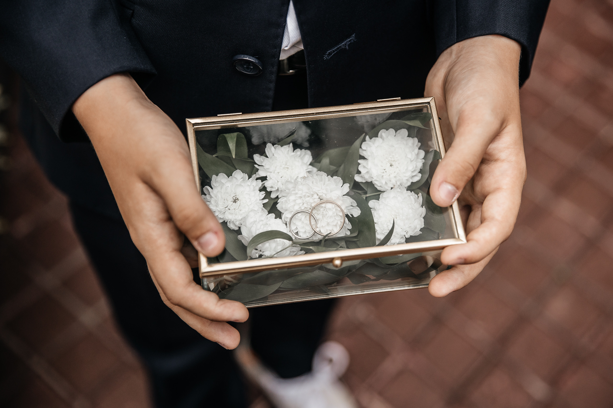 Здравствуйте! Я&nbsp;свадебный фотограф из&nbsp;Ульяновска, работаю в&nbsp;том числе по&nbsp;всей России и&nbsp;с&nbsp;выездом за&nbsp;границу. Снимаю свадьбы, lovestory, корпоративы, светский репортаж. Провожу обучение по&nbsp;фотографии, мастер-классы и&nbsp;воркшопы для других фотографов.