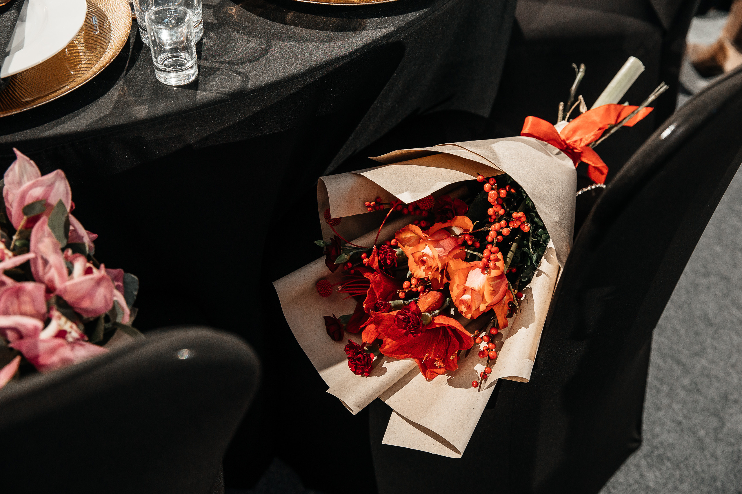 Здравствуйте! Я свадебный фотограф из Ульяновска, работаю в том числе по всей России и с выездом за границу. Снимаю свадьбы, lovestory, корпоративы, светский репортаж. Провожу обучение по фотографии, мастер-классы и воркшопы для других фотографов.