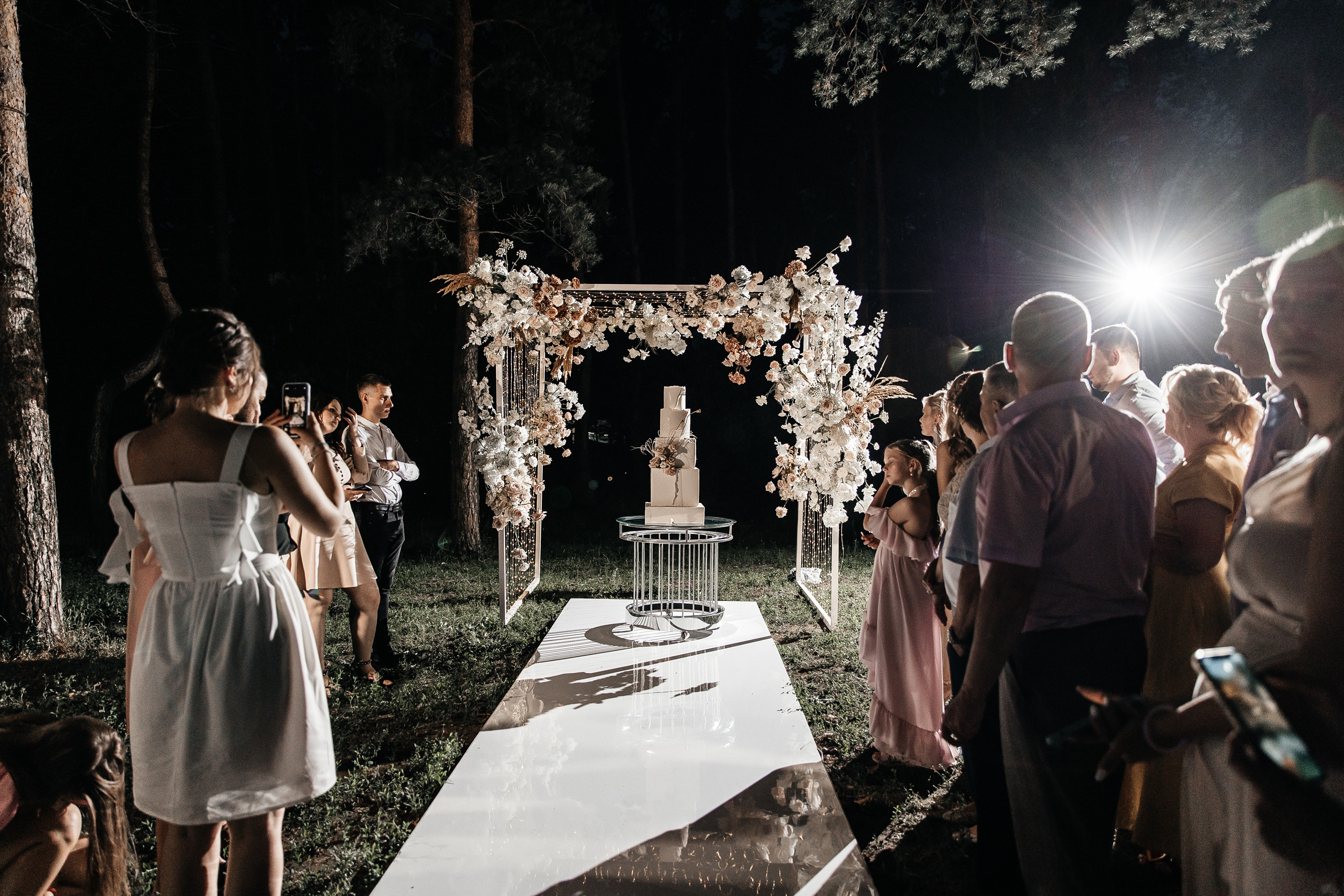 Здравствуйте! Я&nbsp;свадебный фотограф из&nbsp;Ульяновска, работаю в&nbsp;том числе по&nbsp;всей России и&nbsp;с&nbsp;выездом за&nbsp;границу. Снимаю свадьбы, lovestory, корпоративы, светский репортаж. Провожу обучение по&nbsp;фотографии, мастер-классы и&nbsp;воркшопы для других фотографов.