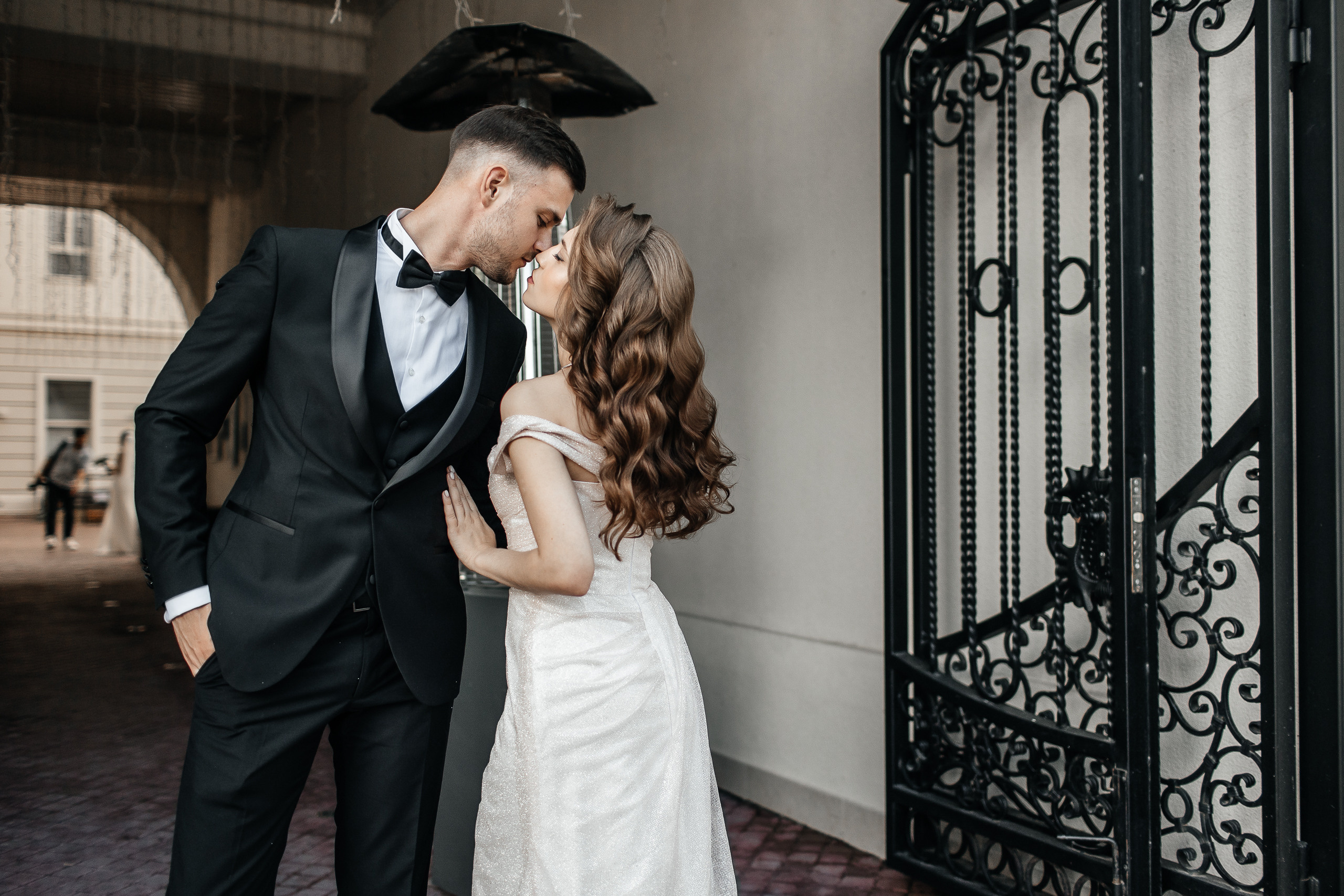 Здравствуйте! Я&nbsp;свадебный фотограф из&nbsp;Ульяновска, работаю в&nbsp;том числе по&nbsp;всей России и&nbsp;с&nbsp;выездом за&nbsp;границу. Снимаю свадьбы, lovestory, корпоративы, светский репортаж. Провожу обучение по&nbsp;фотографии, мастер-классы и&nbsp;воркшопы для других фотографов.