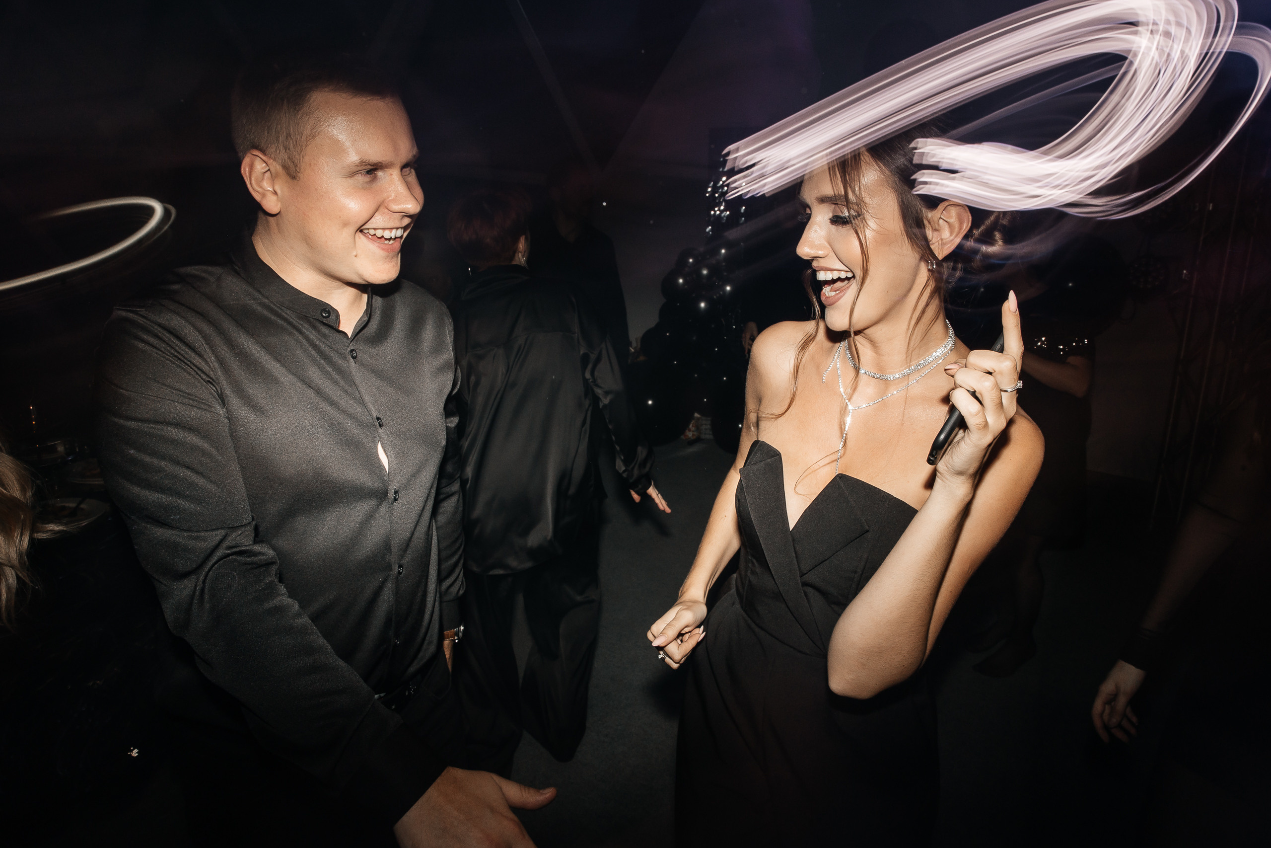 Здравствуйте! Я свадебный фотограф из Ульяновска, работаю в том числе по всей России и с выездом за границу. Снимаю свадьбы, lovestory, корпоративы, светский репортаж. Провожу обучение по фотографии, мастер-классы и воркшопы для других фотографов.