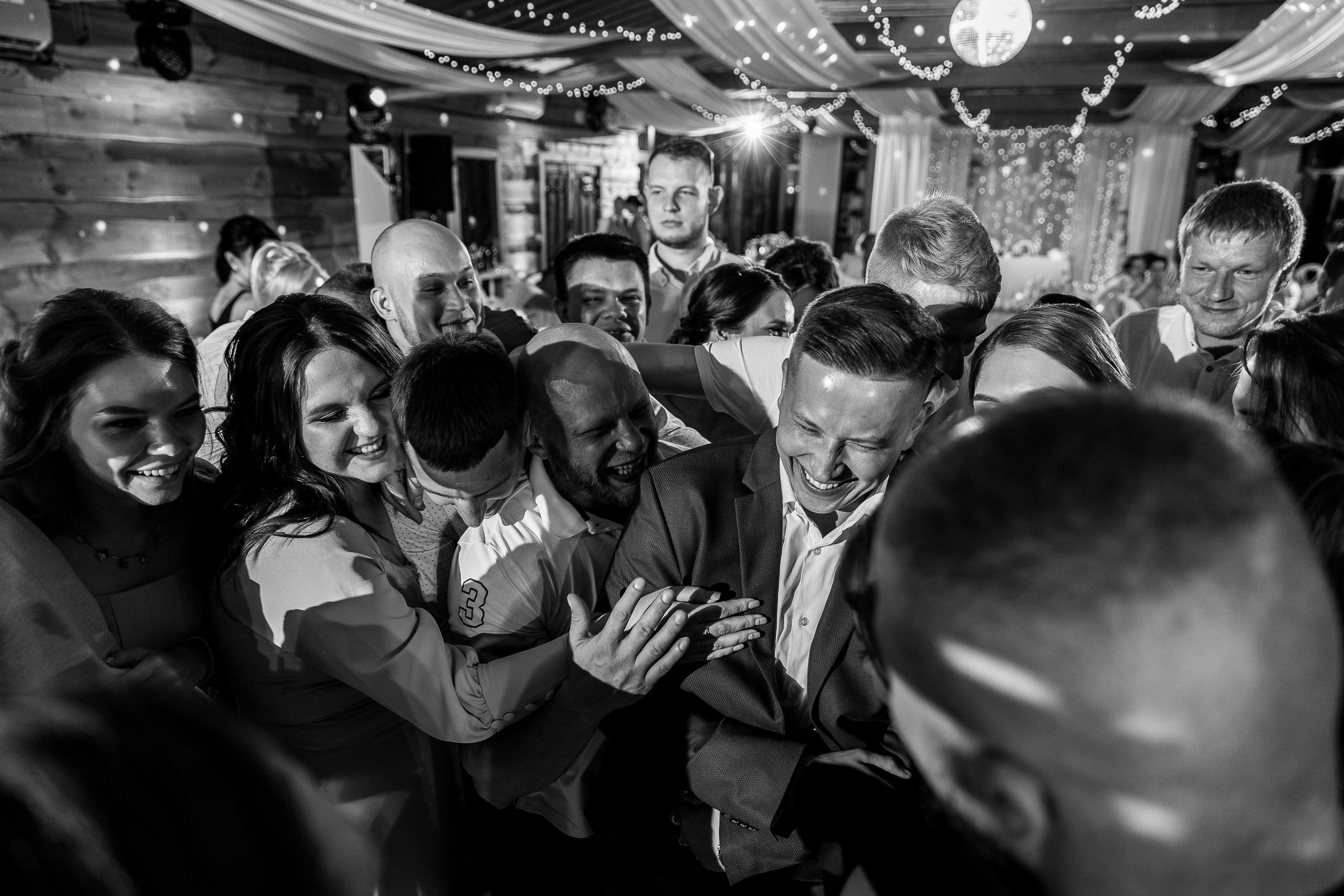 Здравствуйте! Я&nbsp;свадебный фотограф из&nbsp;Ульяновска, работаю в&nbsp;том числе по&nbsp;всей России и&nbsp;с&nbsp;выездом за&nbsp;границу. Снимаю свадьбы, lovestory, корпоративы, светский репортаж. Провожу обучение по&nbsp;фотографии, мастер-классы и&nbsp;воркшопы для других фотографов.