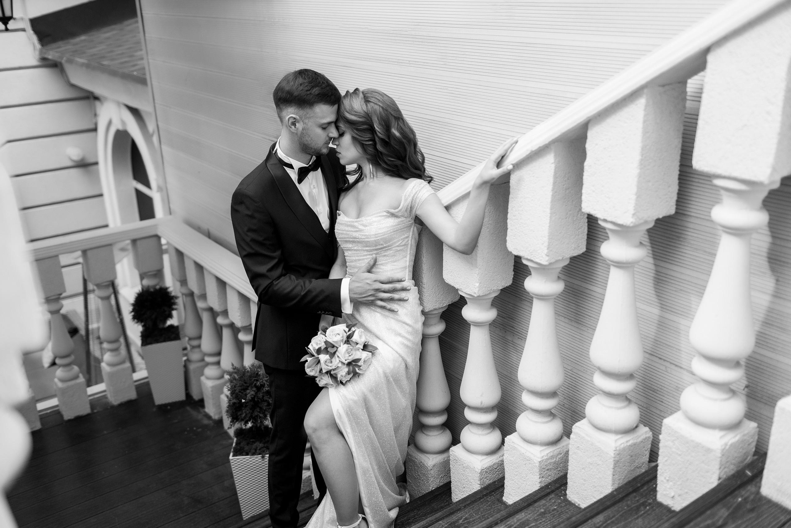 Здравствуйте! Я&nbsp;свадебный фотограф из&nbsp;Ульяновска, работаю в&nbsp;том числе по&nbsp;всей России и&nbsp;с&nbsp;выездом за&nbsp;границу. Снимаю свадьбы, lovestory, корпоративы, светский репортаж. Провожу обучение по&nbsp;фотографии, мастер-классы и&nbsp;воркшопы для других фотографов.