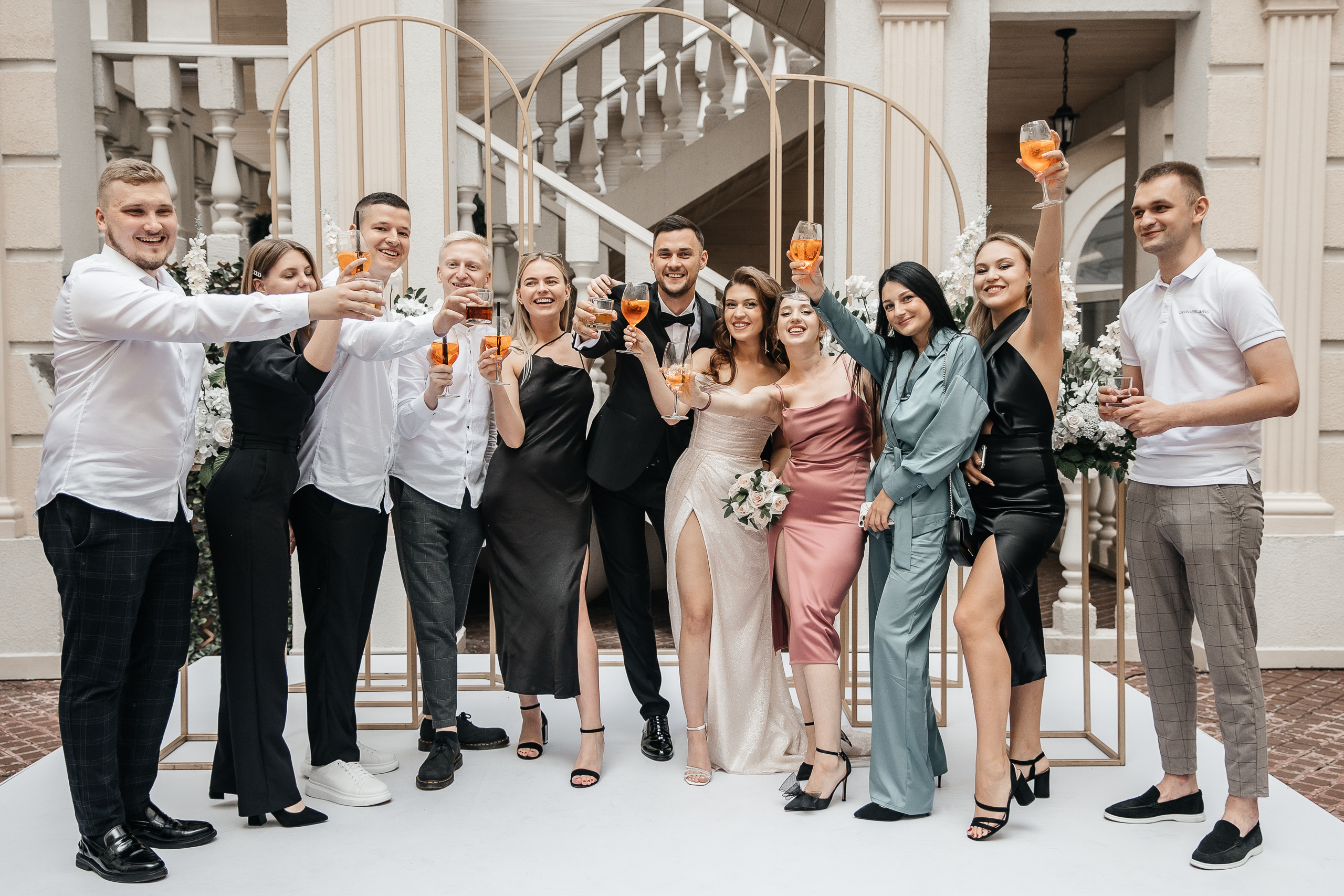 Здравствуйте! Я&nbsp;свадебный фотограф из&nbsp;Ульяновска, работаю в&nbsp;том числе по&nbsp;всей России и&nbsp;с&nbsp;выездом за&nbsp;границу. Снимаю свадьбы, lovestory, корпоративы, светский репортаж. Провожу обучение по&nbsp;фотографии, мастер-классы и&nbsp;воркшопы для других фотографов.