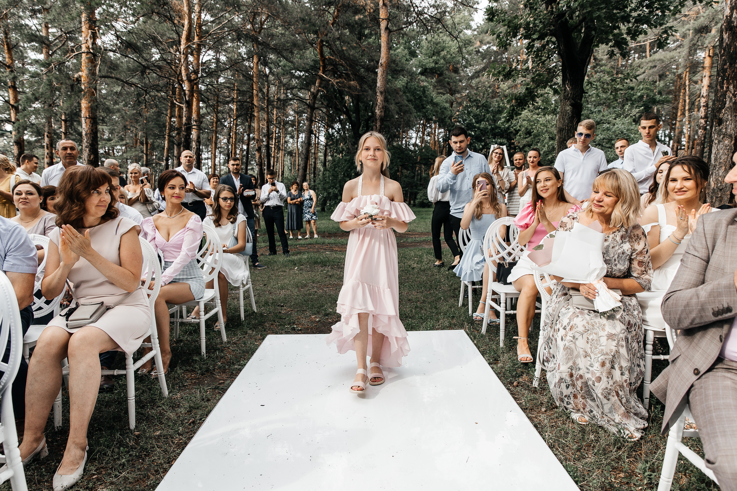 Здравствуйте! Я&nbsp;свадебный фотограф из&nbsp;Ульяновска, работаю в&nbsp;том числе по&nbsp;всей России и&nbsp;с&nbsp;выездом за&nbsp;границу. Снимаю свадьбы, lovestory, корпоративы, светский репортаж. Провожу обучение по&nbsp;фотографии, мастер-классы и&nbsp;воркшопы для других фотографов.