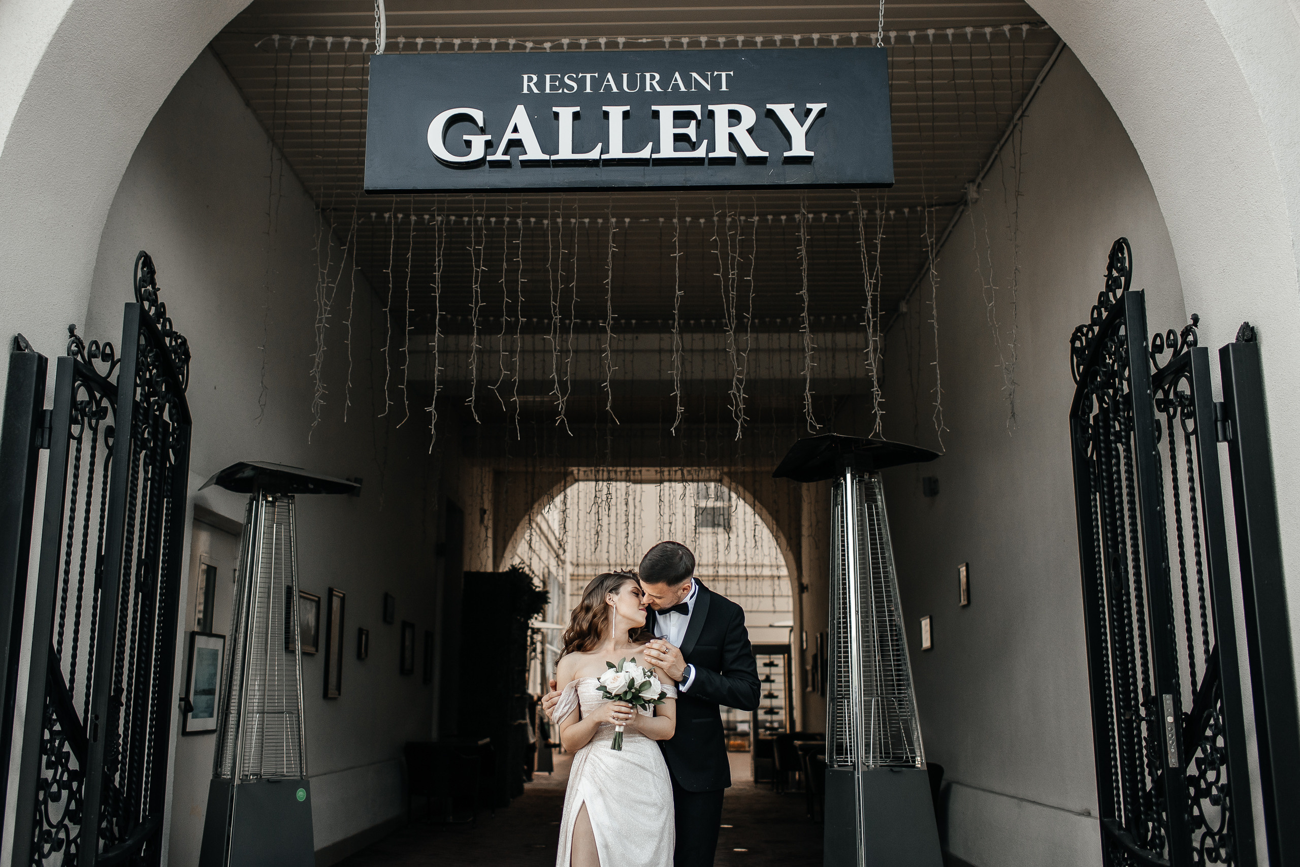 Здравствуйте! Я&nbsp;свадебный фотограф из&nbsp;Ульяновска, работаю в&nbsp;том числе по&nbsp;всей России и&nbsp;с&nbsp;выездом за&nbsp;границу. Снимаю свадьбы, lovestory, корпоративы, светский репортаж. Провожу обучение по&nbsp;фотографии, мастер-классы и&nbsp;воркшопы для других фотографов.