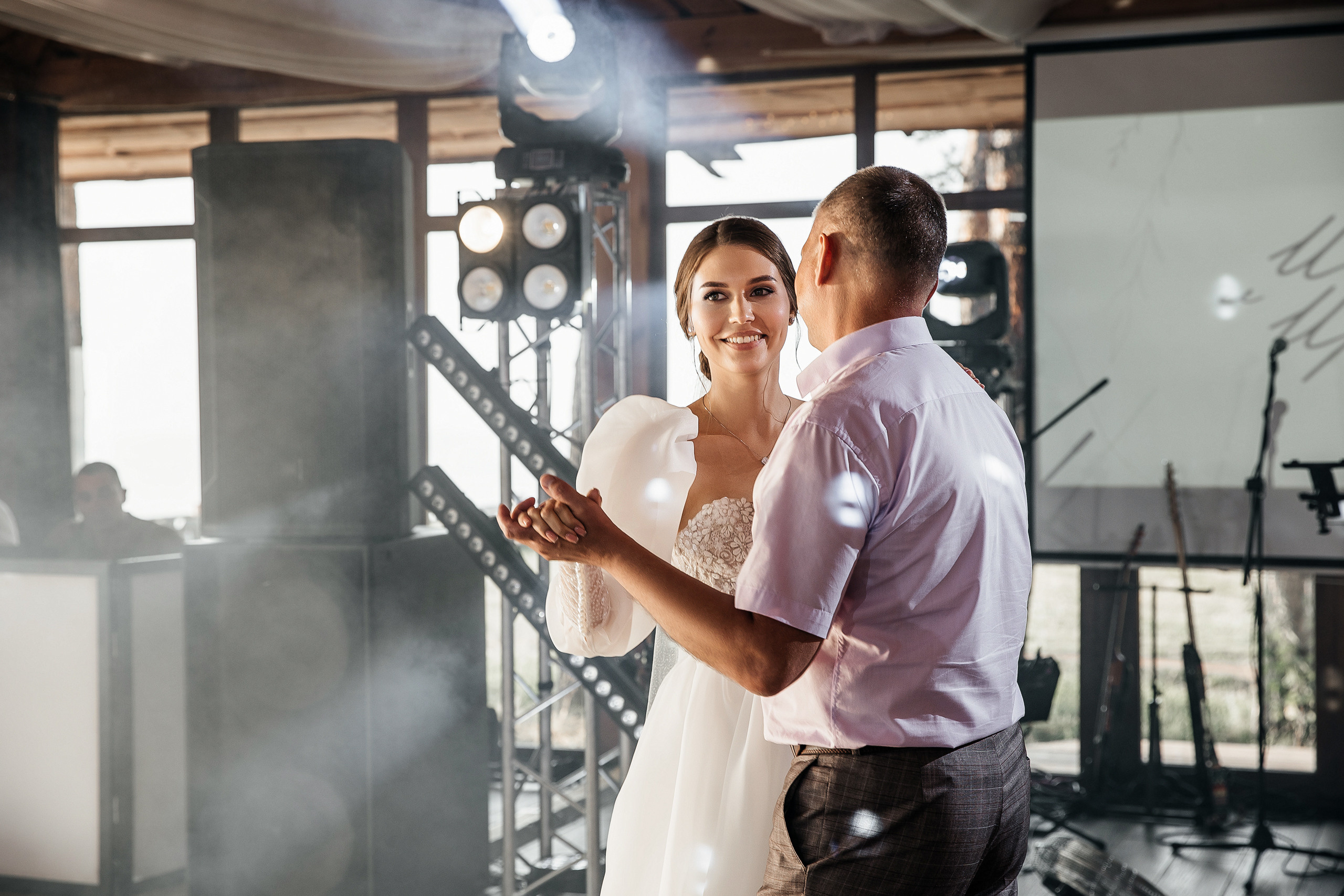 Здравствуйте! Я&nbsp;свадебный фотограф из&nbsp;Ульяновска, работаю в&nbsp;том числе по&nbsp;всей России и&nbsp;с&nbsp;выездом за&nbsp;границу. Снимаю свадьбы, lovestory, корпоративы, светский репортаж. Провожу обучение по&nbsp;фотографии, мастер-классы и&nbsp;воркшопы для других фотографов.