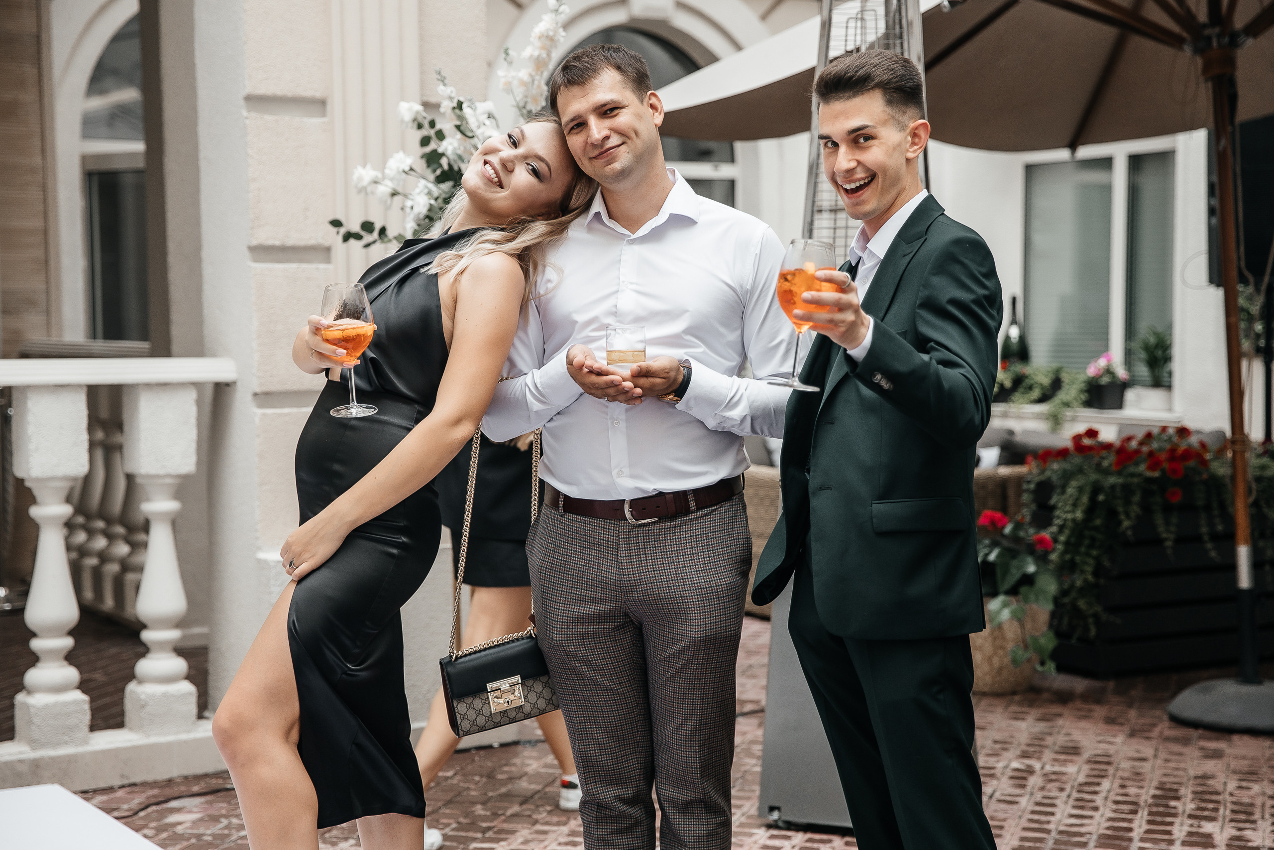 Здравствуйте! Я&nbsp;свадебный фотограф из&nbsp;Ульяновска, работаю в&nbsp;том числе по&nbsp;всей России и&nbsp;с&nbsp;выездом за&nbsp;границу. Снимаю свадьбы, lovestory, корпоративы, светский репортаж. Провожу обучение по&nbsp;фотографии, мастер-классы и&nbsp;воркшопы для других фотографов.