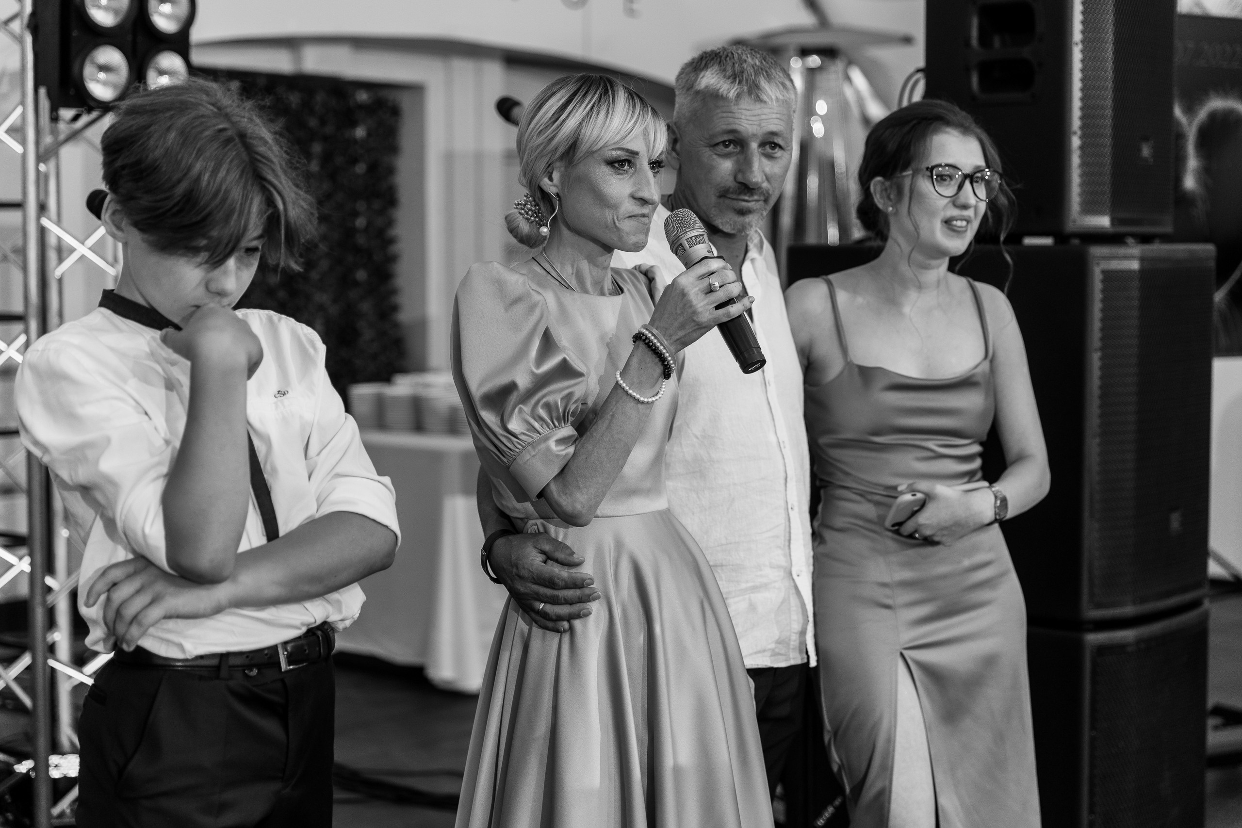 Здравствуйте! Я&nbsp;свадебный фотограф из&nbsp;Ульяновска, работаю в&nbsp;том числе по&nbsp;всей России и&nbsp;с&nbsp;выездом за&nbsp;границу. Снимаю свадьбы, lovestory, корпоративы, светский репортаж. Провожу обучение по&nbsp;фотографии, мастер-классы и&nbsp;воркшопы для других фотографов.