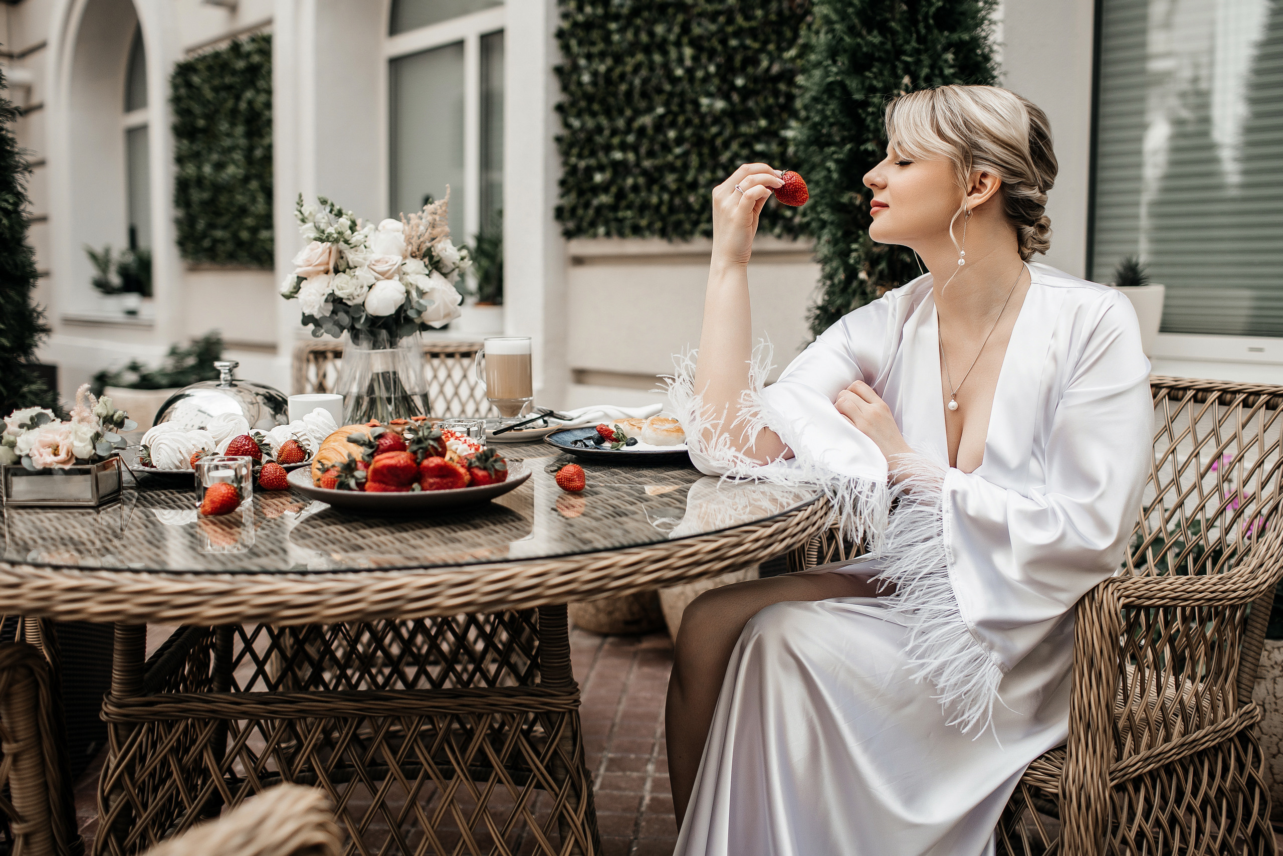 Здравствуйте! Я&nbsp;свадебный фотограф из&nbsp;Ульяновска, работаю в&nbsp;том числе по&nbsp;всей России и&nbsp;с&nbsp;выездом за&nbsp;границу. Снимаю свадьбы, lovestory, корпоративы, светский репортаж. Провожу обучение по&nbsp;фотографии, мастер-классы и&nbsp;воркшопы для других фотографов.