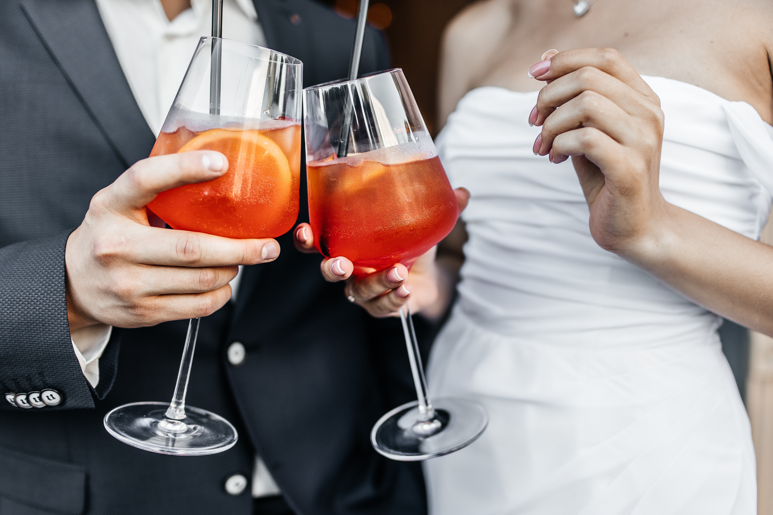 Здравствуйте! Я&nbsp;свадебный фотограф из&nbsp;Ульяновска, работаю в&nbsp;том числе по&nbsp;всей России и&nbsp;с&nbsp;выездом за&nbsp;границу. Снимаю свадьбы, lovestory, корпоративы, светский репортаж. Провожу обучение по&nbsp;фотографии, мастер-классы и&nbsp;воркшопы для других фотографов.