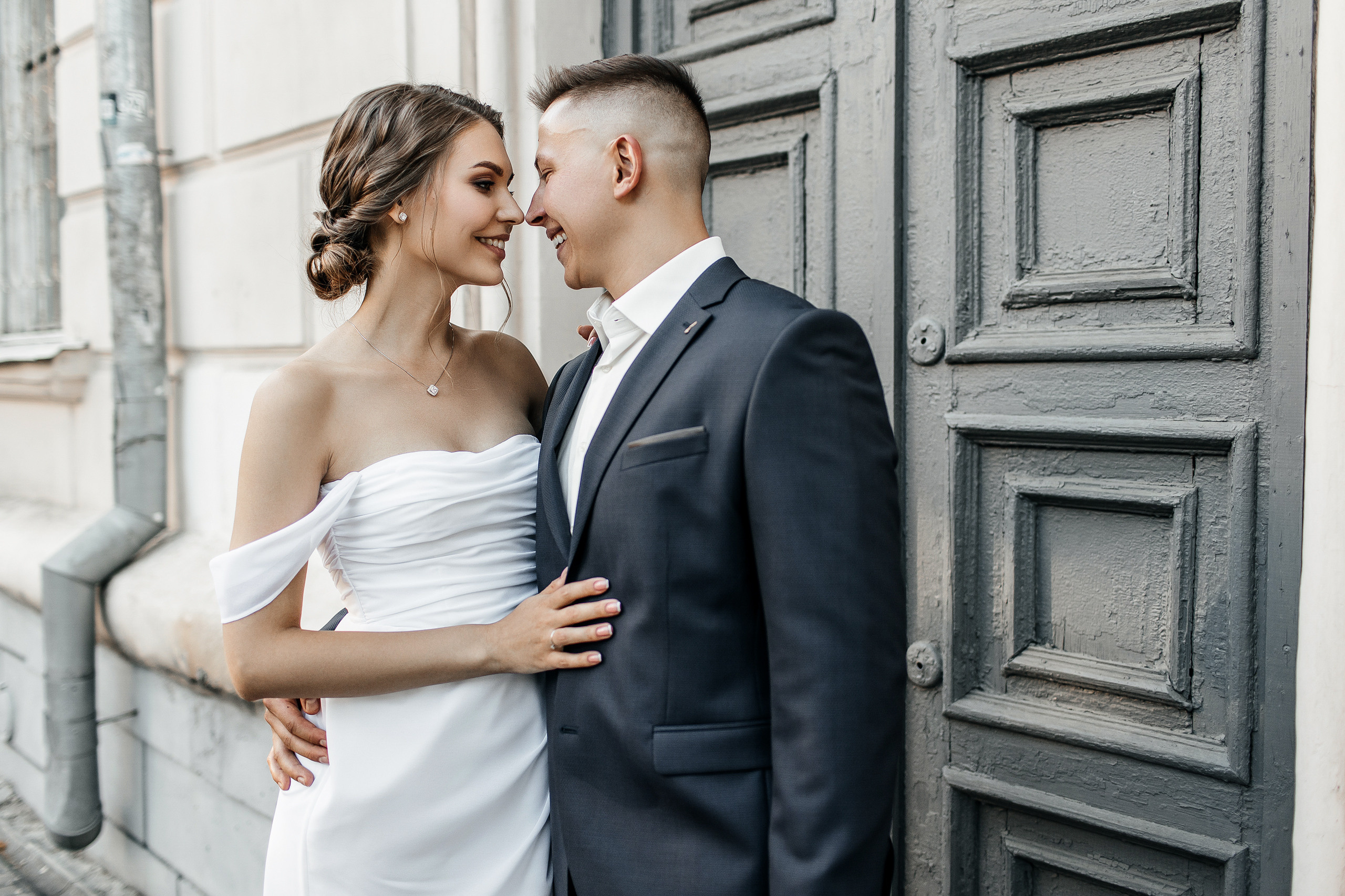 Здравствуйте! Я&nbsp;свадебный фотограф из&nbsp;Ульяновска, работаю в&nbsp;том числе по&nbsp;всей России и&nbsp;с&nbsp;выездом за&nbsp;границу. Снимаю свадьбы, lovestory, корпоративы, светский репортаж. Провожу обучение по&nbsp;фотографии, мастер-классы и&nbsp;воркшопы для других фотографов.