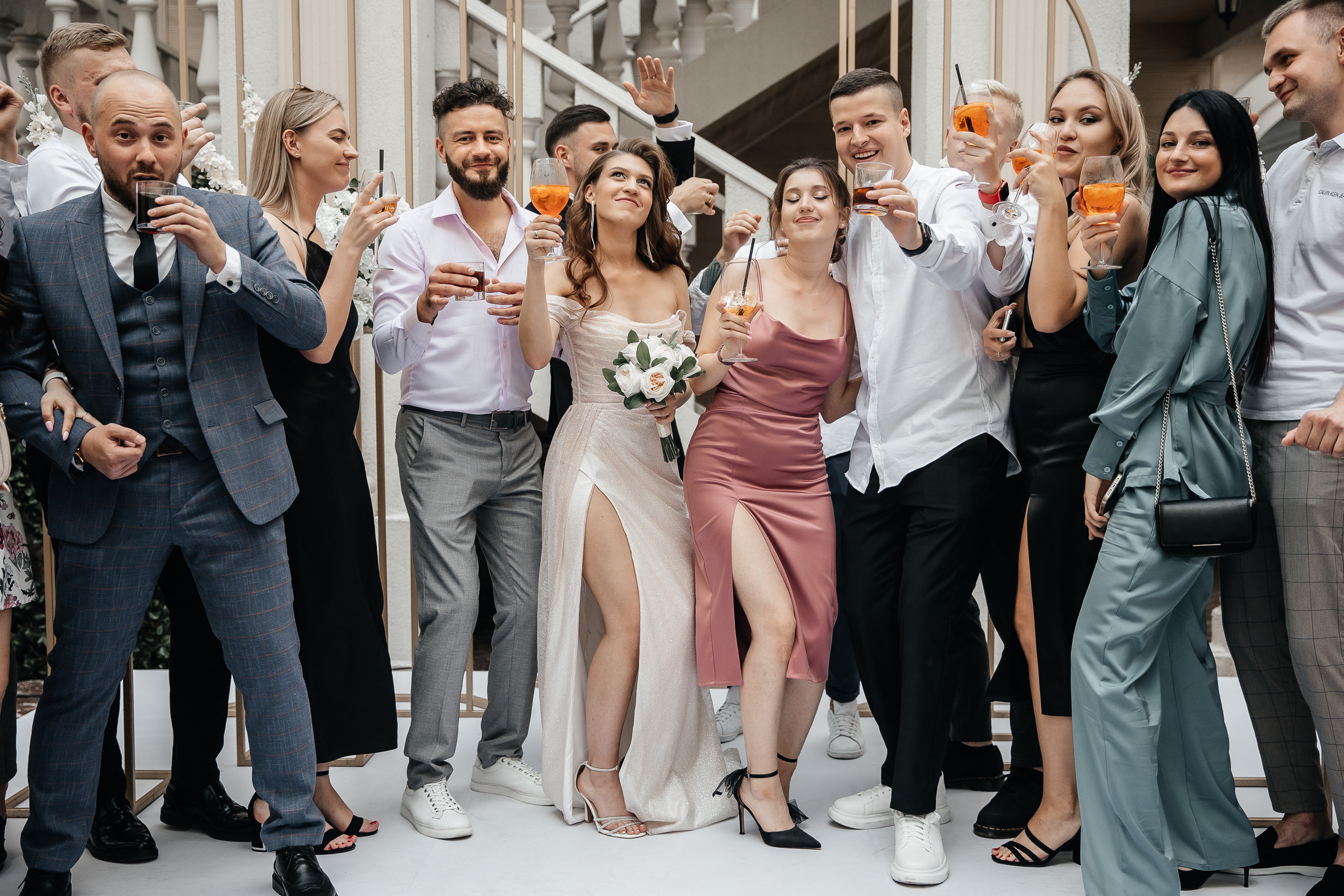 Здравствуйте! Я&nbsp;свадебный фотограф из&nbsp;Ульяновска, работаю в&nbsp;том числе по&nbsp;всей России и&nbsp;с&nbsp;выездом за&nbsp;границу. Снимаю свадьбы, lovestory, корпоративы, светский репортаж. Провожу обучение по&nbsp;фотографии, мастер-классы и&nbsp;воркшопы для других фотографов.