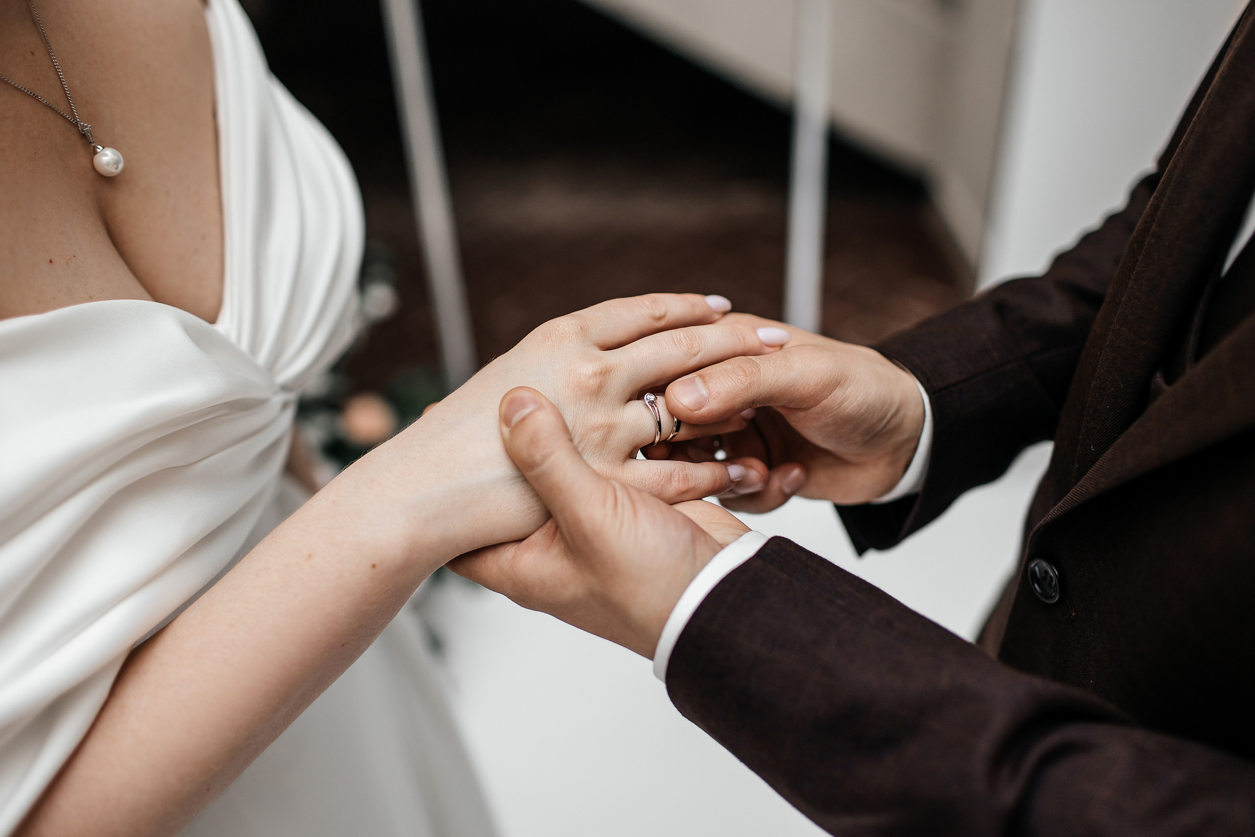 Здравствуйте! Я&nbsp;свадебный фотограф из&nbsp;Ульяновска, работаю в&nbsp;том числе по&nbsp;всей России и&nbsp;с&nbsp;выездом за&nbsp;границу. Снимаю свадьбы, lovestory, корпоративы, светский репортаж. Провожу обучение по&nbsp;фотографии, мастер-классы и&nbsp;воркшопы для других фотографов.